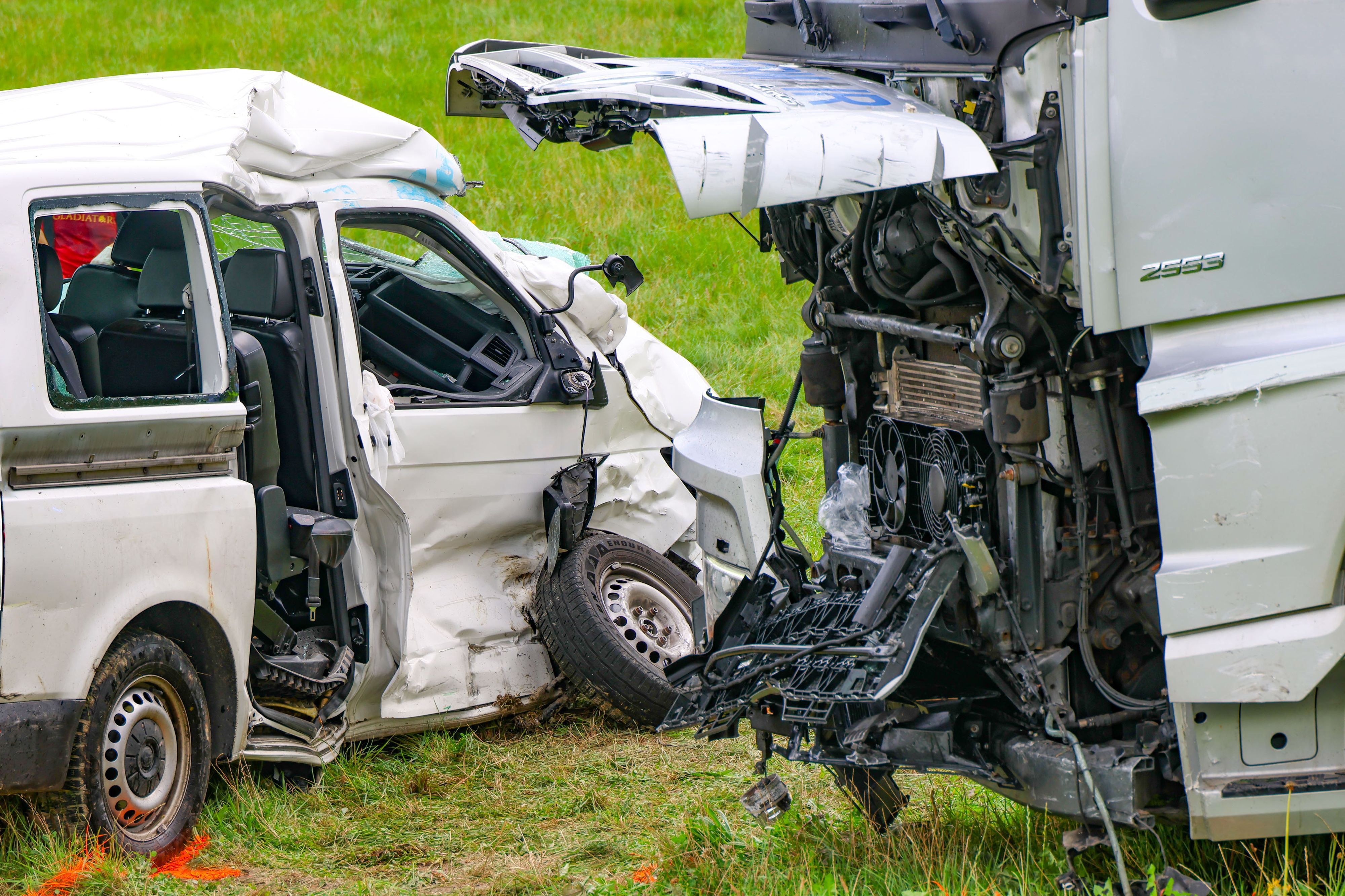 Die Fahrzeuge wurden schwer beschädigt, mehrere Kinder sind verletzt.
