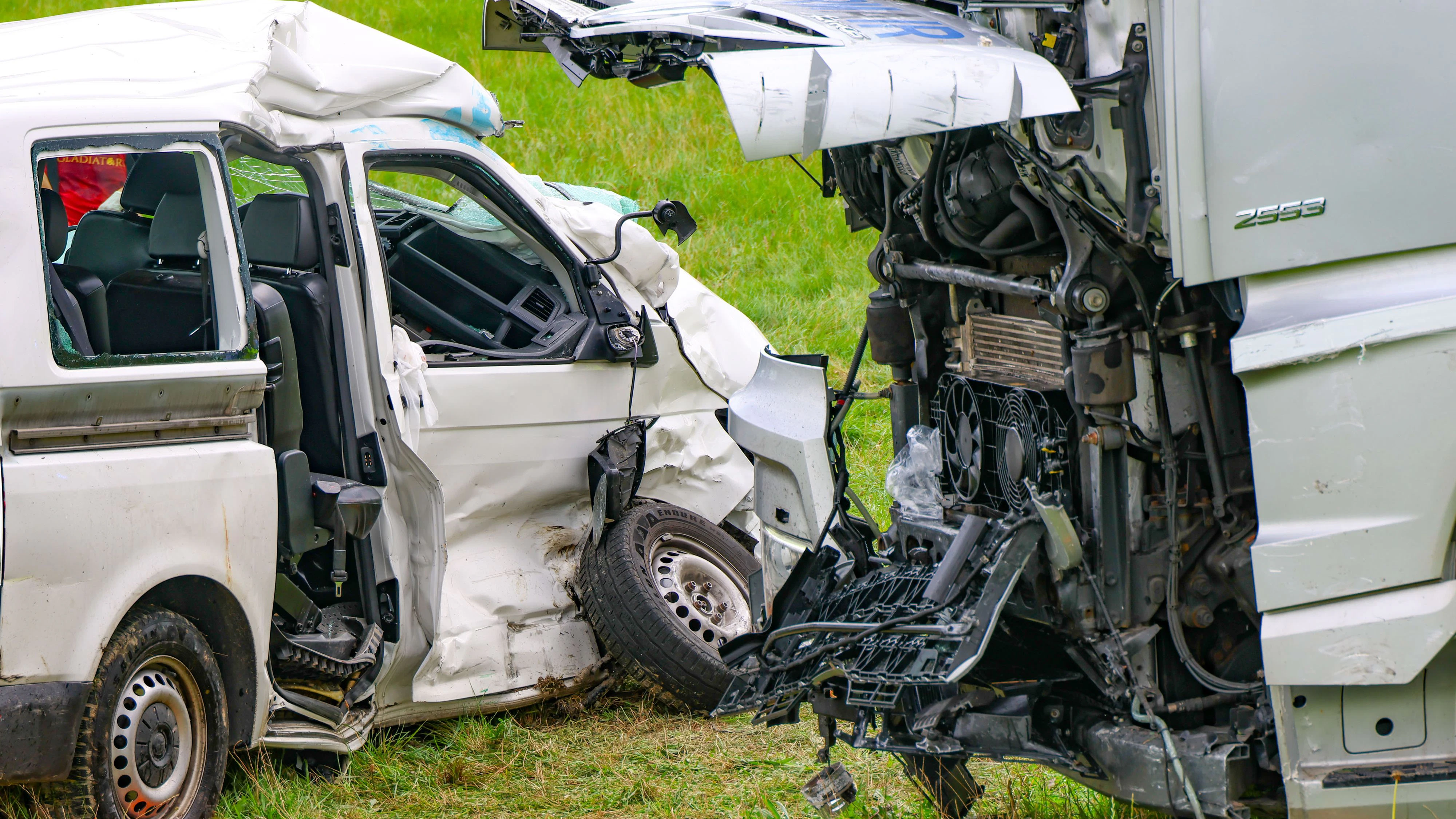 Die Fahrzeuge wurden schwer beschädigt, mehrere Kinder sind verletzt.