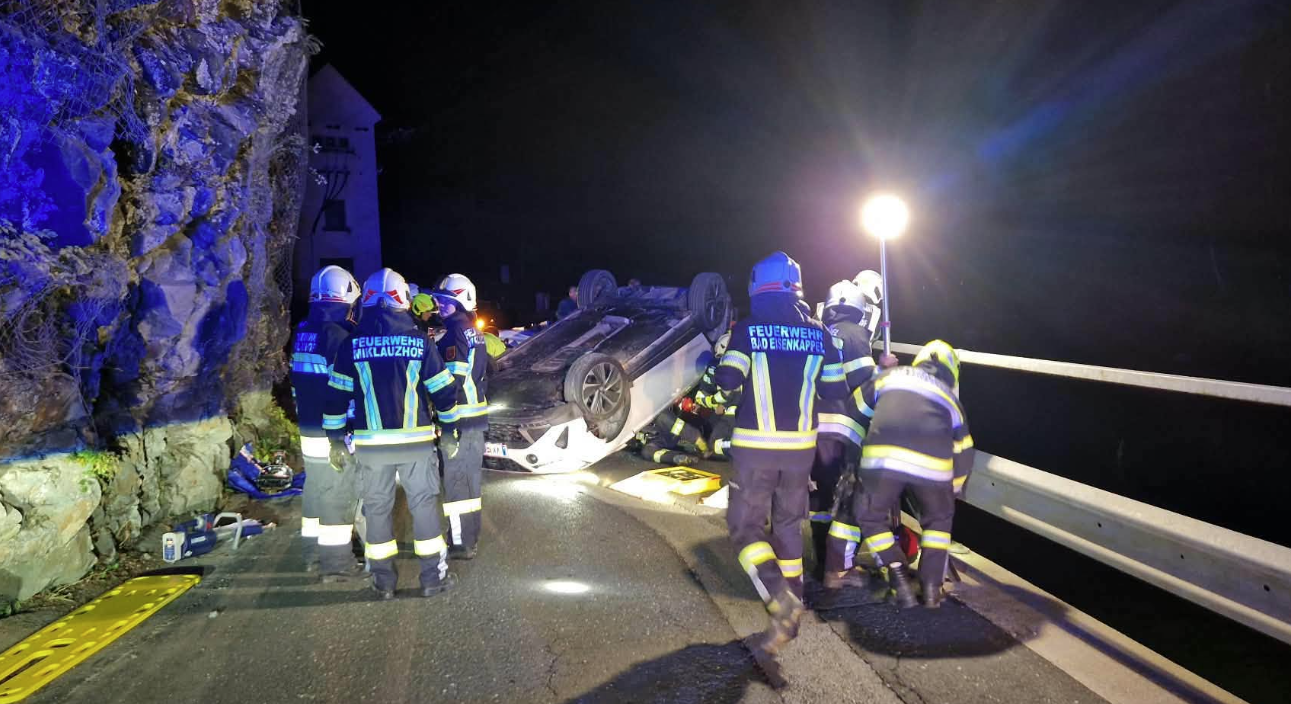 Die Pkw-Lenkerin wurde bei dem Unfall verletzt.