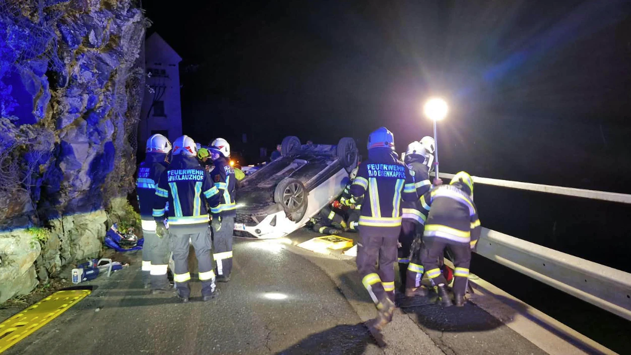 Die Pkw-Lenkerin wurde bei dem Unfall verletzt.