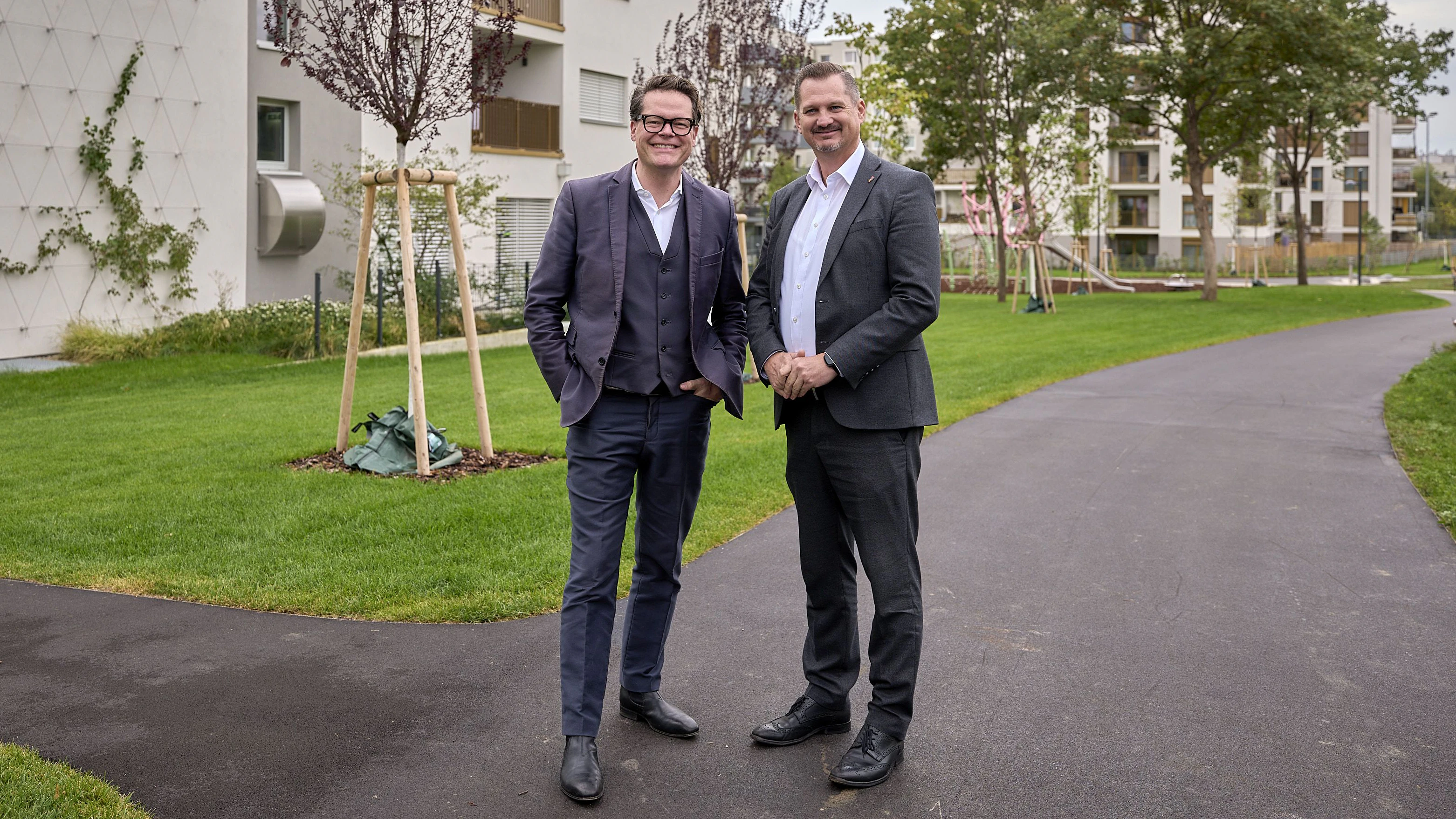 Stadtrat Jürgen Czernohorszky (l.) und Bezirksvorsteher Marcus Franz freuen sich über den neuen Violapark.