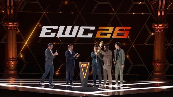 Präsident Emmanuel Macron und Ralf Reichert, CEO der Esports Foundation, überreichen die Trophäe an die Vertreter des EWC-2026-Siegers AG.AL.