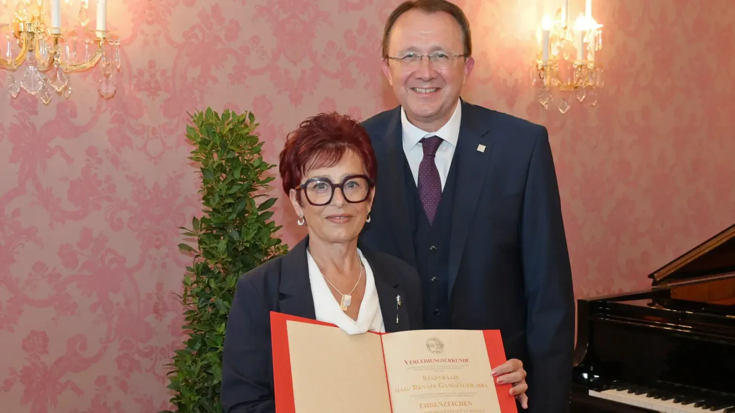 Bürgermeister Matthias Stadler überreichte erst kürzlich das Ehrenzeichen der Landeshauptstadt an Renate Gamsjäger für ihren Einsatz in der Umwelt- und Frauenpolitik und im Stadtteil.
