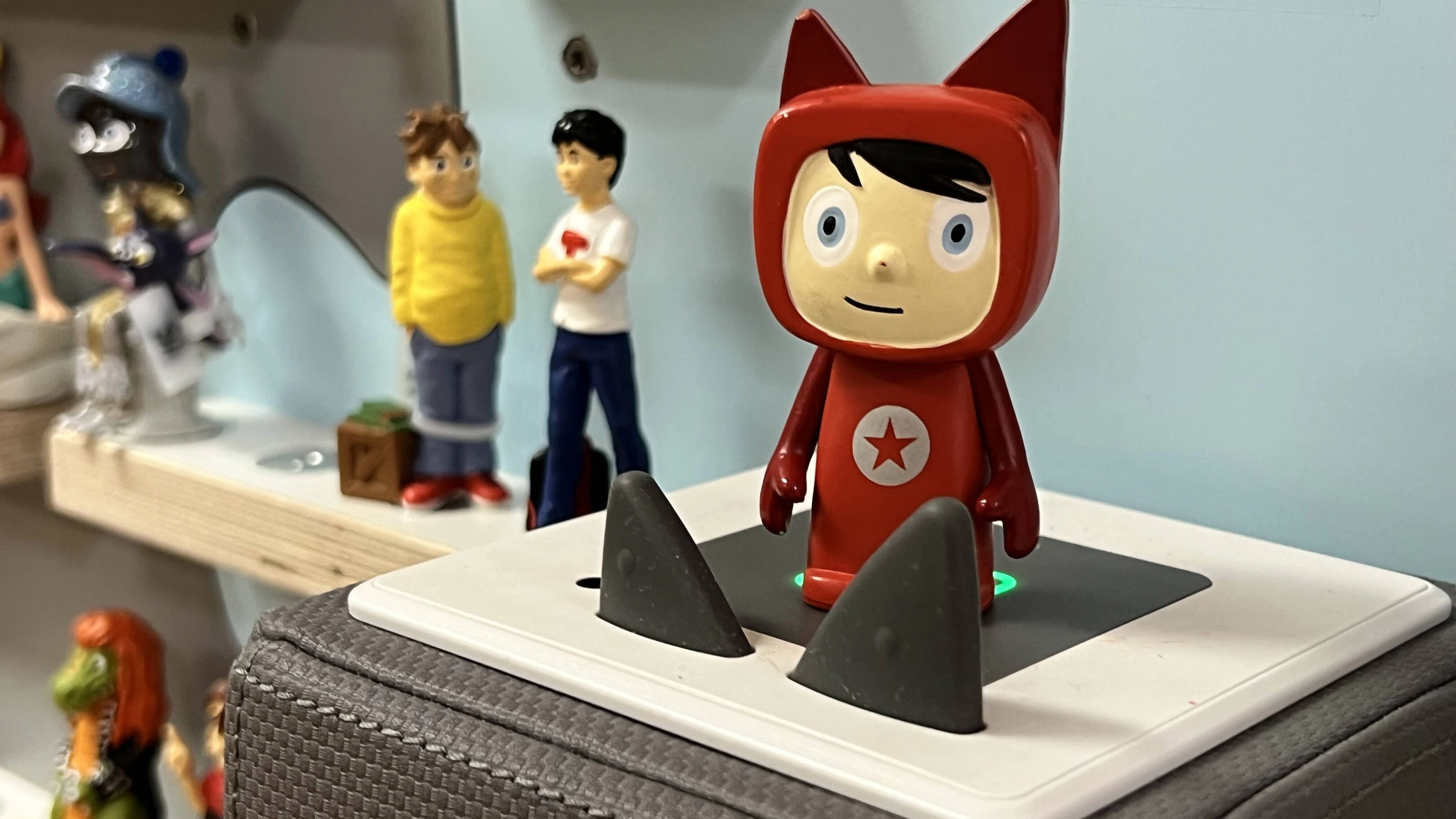25.02.2022, Tonies für die Toniebox stehen am Regal aufgereiht zum benutzen bereit, Die Tonie-Box ist eine Digitale Audio-Box zum Abspielen von Audio-Inhalten für Kinder sobald man die Figuren auf die Box stellt, Toniebox verbindet Hören und Spielen für kleine Kinder. Hier in einer Bibliothek zum ausleihen. 25.02.2022, Tonies 25.02.2022, Tonies *** 25 02 2022, Tonies for the Toniebox are lined up on the shelf ready to use, The Tonie Box is a digital audio box to play audio content for children once you put the figures on the box, Toniebox combines listening and playing for young children Here in a library to borrow 25 02 2022, Tonies 25 02 2022, Tonies