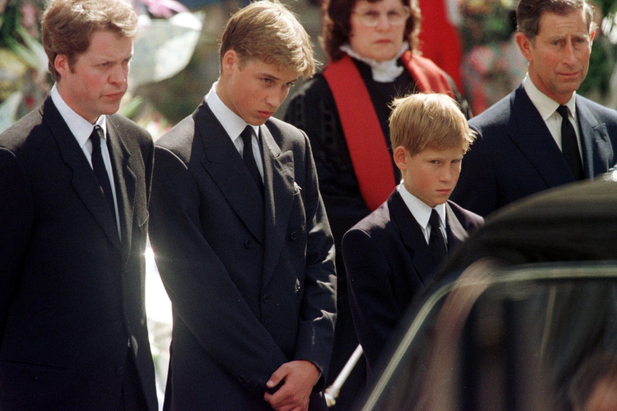 Dianas Bruder Charles, Earl Spencer, die Prinzen William und Harry sowie Prinz Charles (v. l.) beim Trauerkondukt für Prinzessin Diana am 6. September 1997