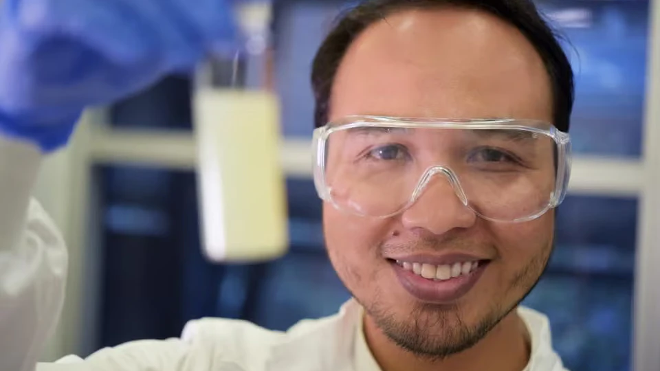 Elektrochemische Tests haben gezeigt, dass Asep Nugrahas selbstheilende Beschichtung die Korrosion auf 37 Nanometer pro Jahr begrenzen kann und damit 600-mal wirksamer ist als viele bestehende Hochleistungsprodukte. 
