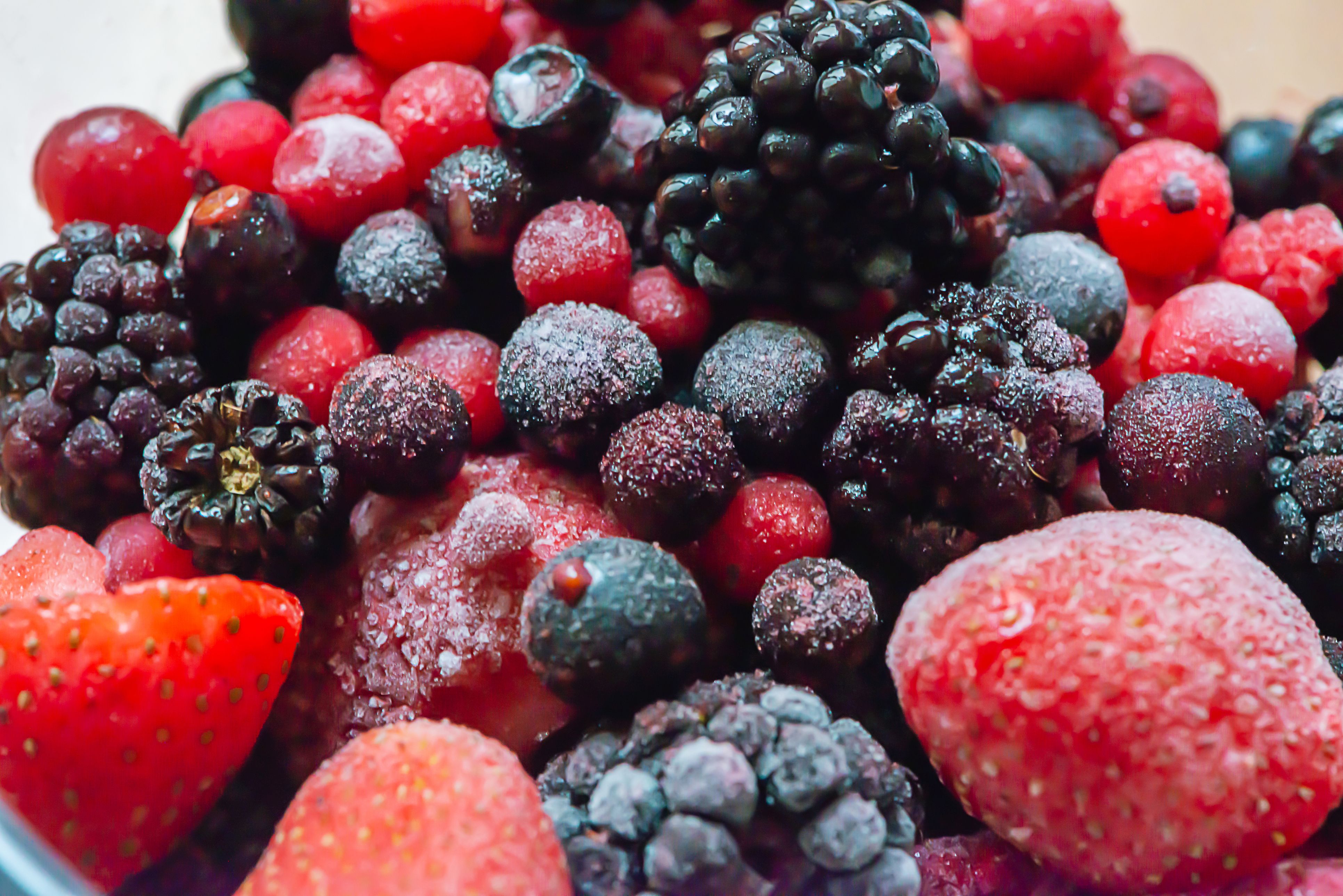 Tiefkühlbeeren auftauen und sofort essen? Besser nicht.