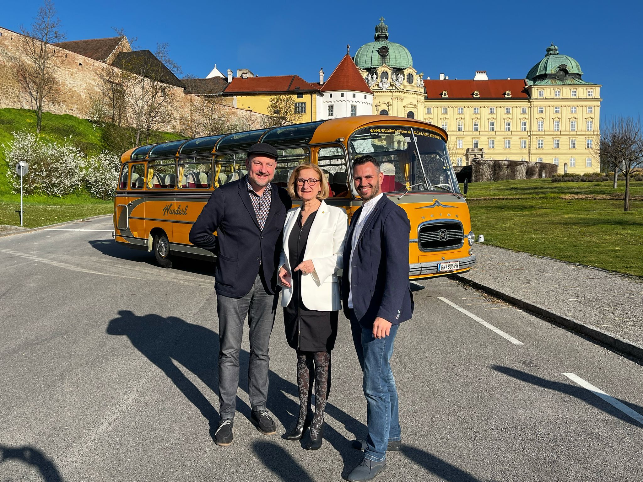 Veranstalter Thomas Lenger, LH Johanna Mikl-Leitner und Busunternehmer David Wunderl