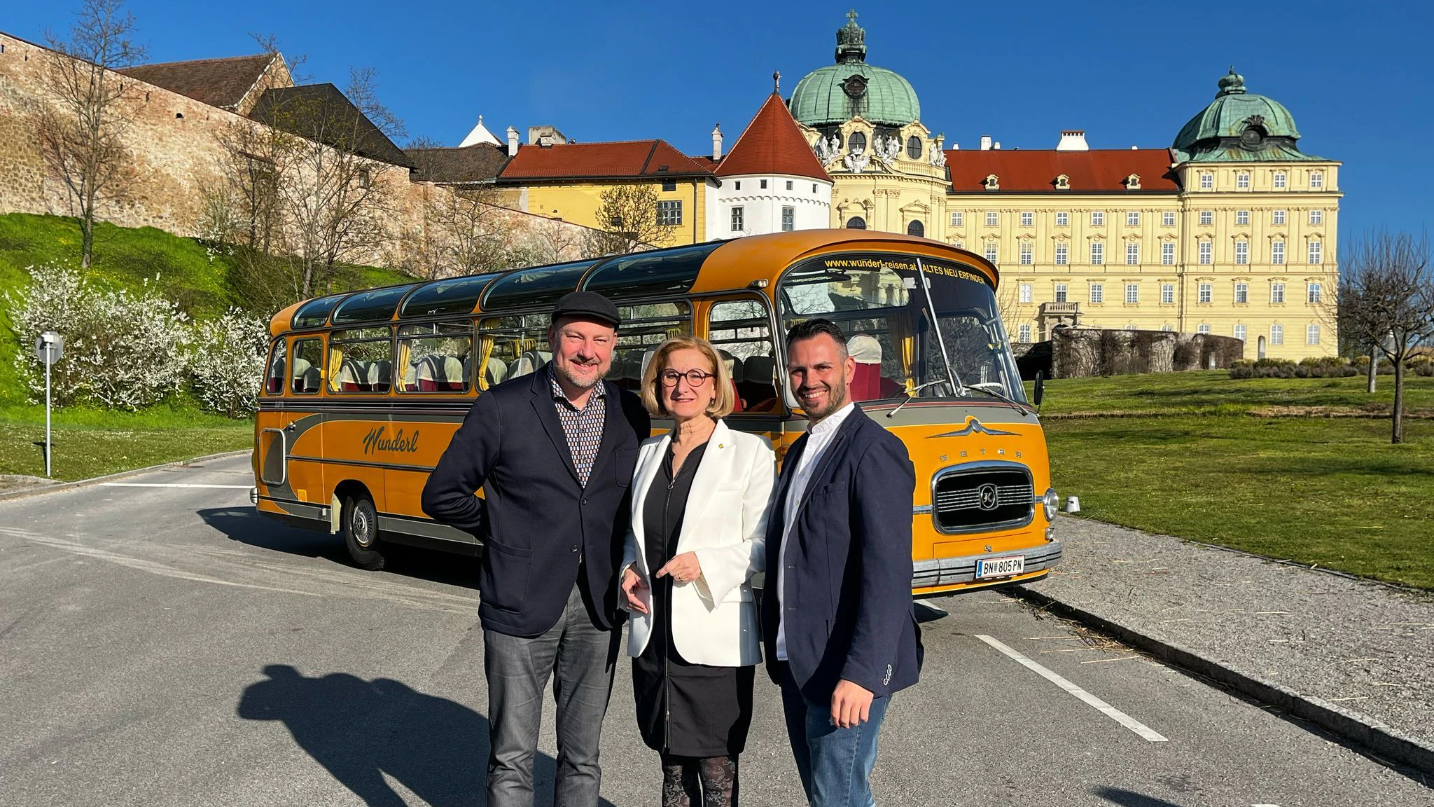 Veranstalter Thomas Lenger, LH Johanna Mikl-Leitner und Busunternehmer David Wunderl