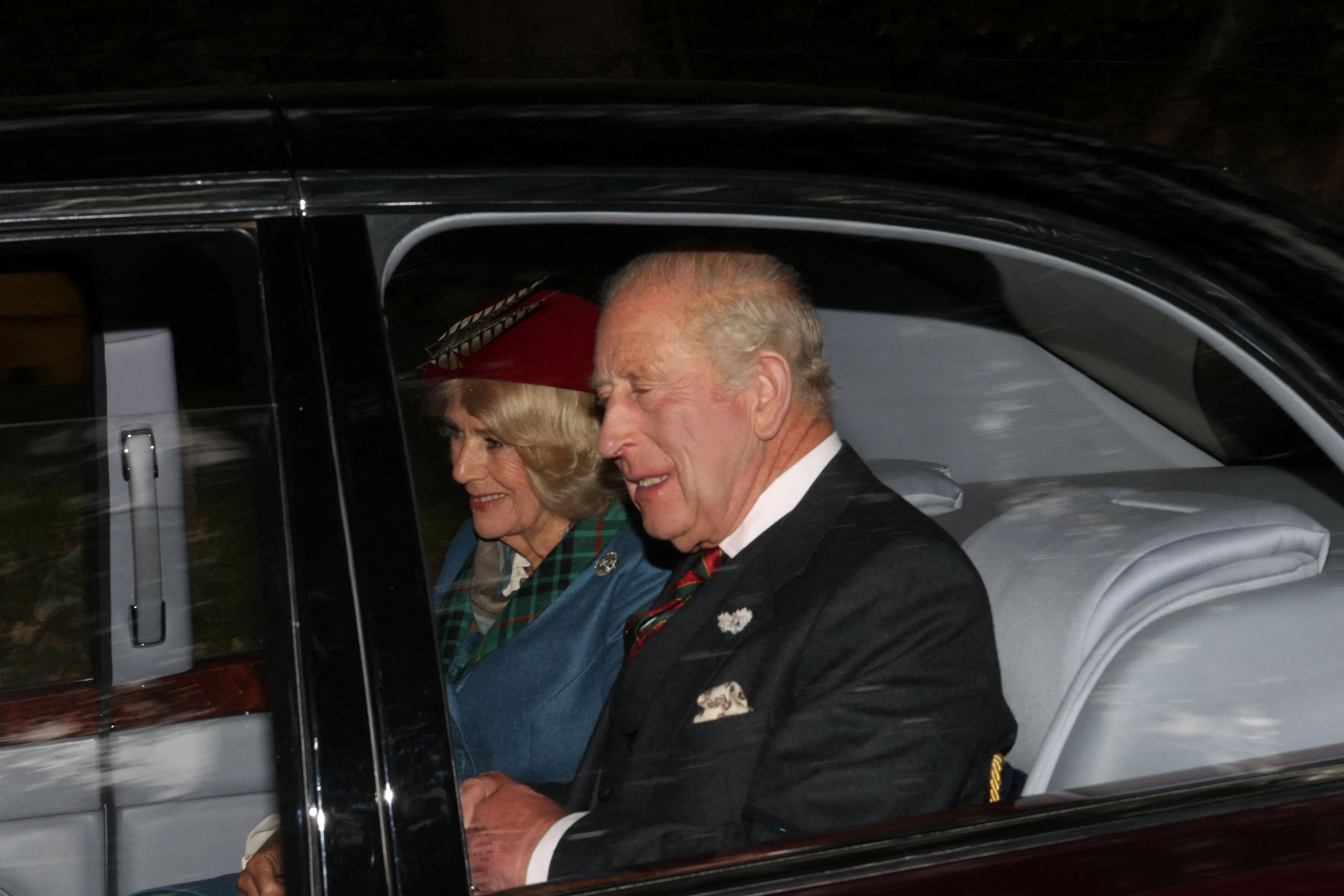 Charles mit seiner Jugendliebe, der heutigen Königin Camilla, am 29. Jahrestag von Dianas Beerdigung in Aberdeenshire, nahe dem königlichen Anwesen in Balmoral