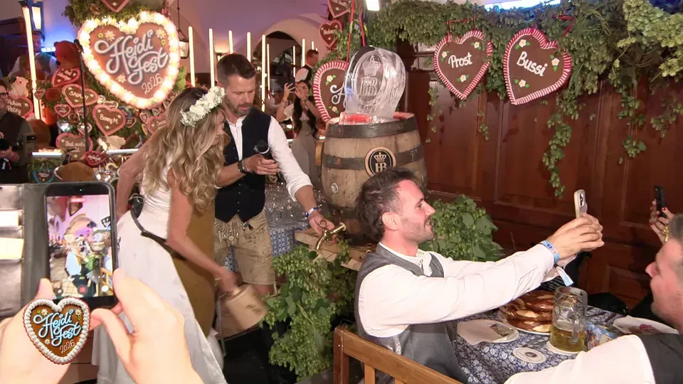 Heidi Klum macht den Bieranstich.