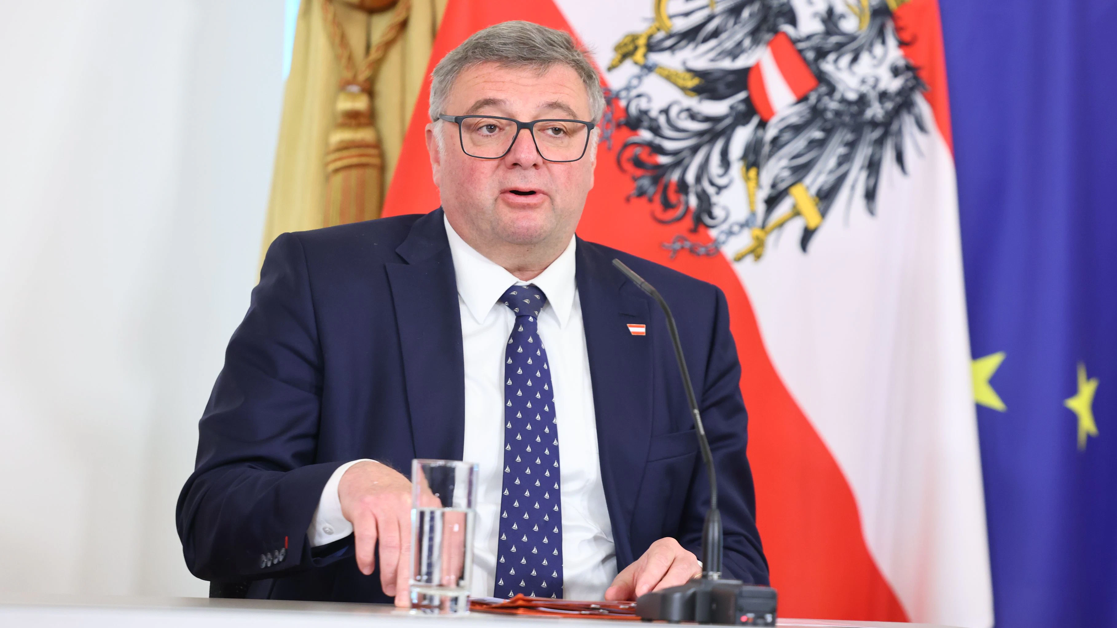 20260415 / pressefoyer pk nach dem ministerrat mit  spö  jörg leichtfried / foto: sabine hertel / tageszeitung heute