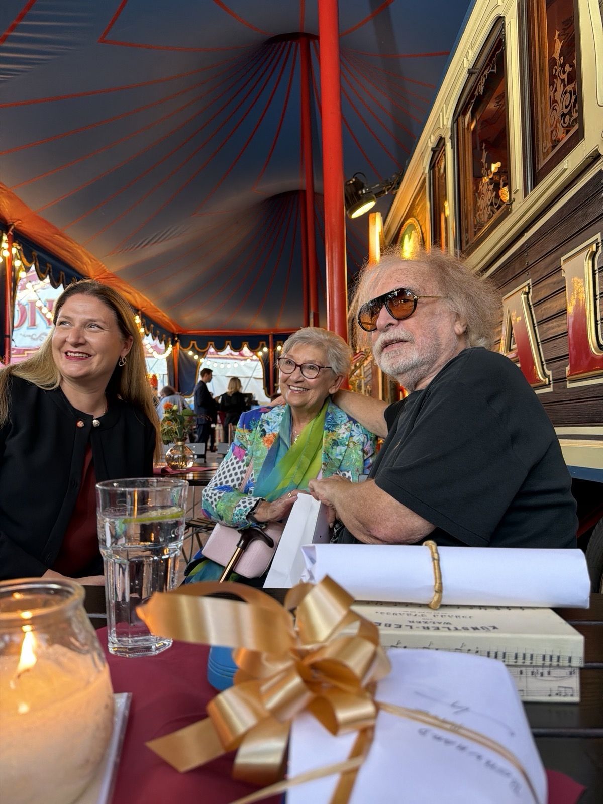 Vizebürgermeisterin Novak mit Omi und Circus-Direktor Bernhard Paul.