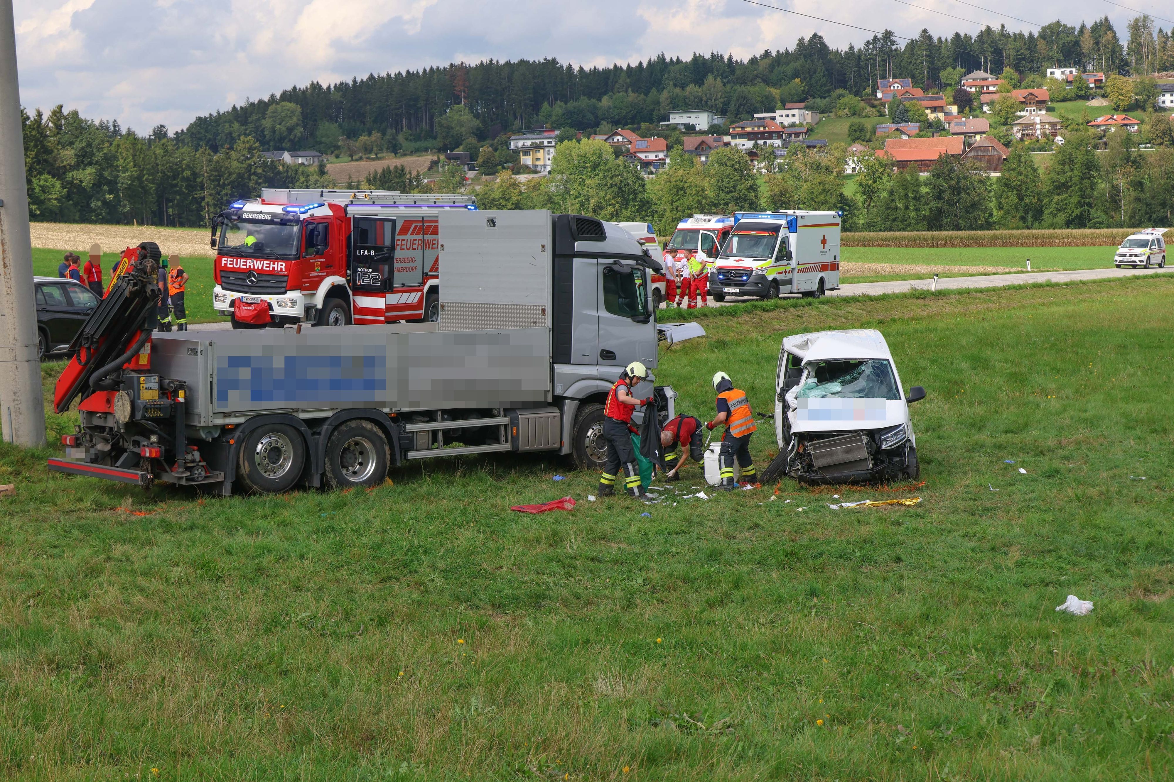 Ein Großaufgebot an Helfern stand im Einsatz.