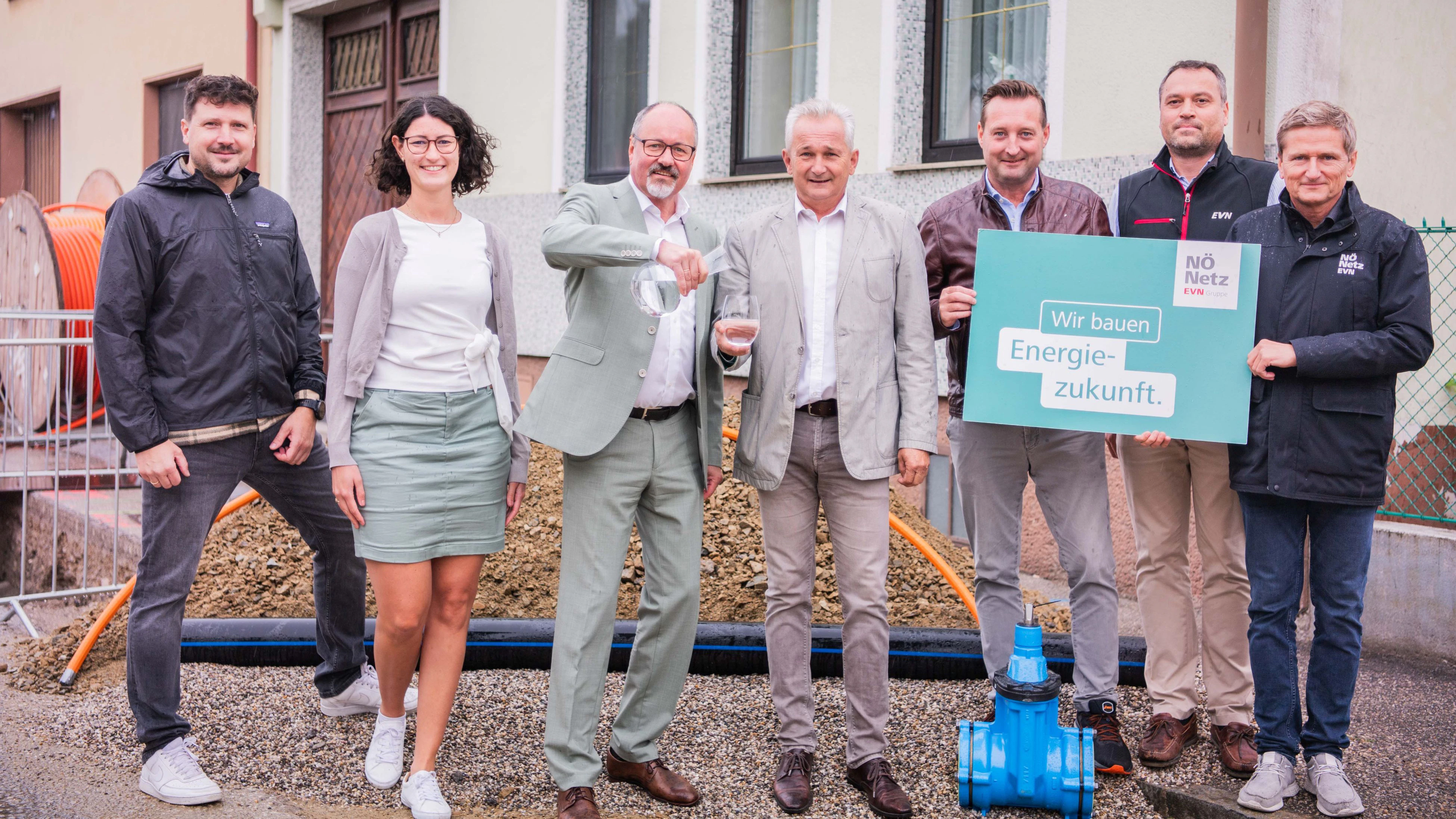 Ortsvorsteher Roland Bogner, Ortsvorsteherin Theresa Zöchbauer, EVN Wasser Geschäftsführer Raimund Paschinger, Bürgermeister Leopold Figl, Gebrüder Haider Gebietsleiter Thomas Haag, EVN Wasser Projektleiter Albert Mannsberger und Netz NÖ Regionsleiter Friedrich Köck