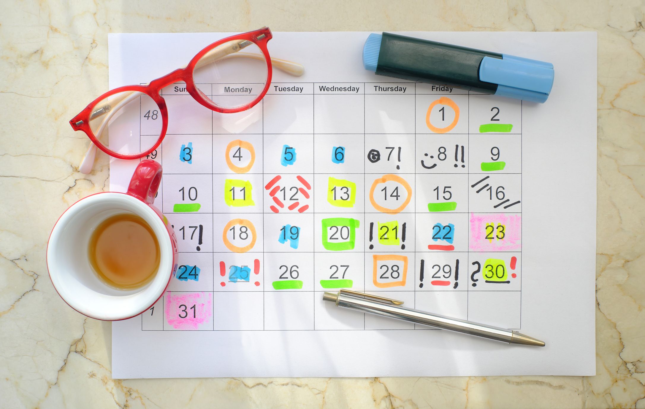 Ein gemeinsamer Familienkalender schafft Überblick – und kann Eltern und Kindern spürbar Druck nehmen.