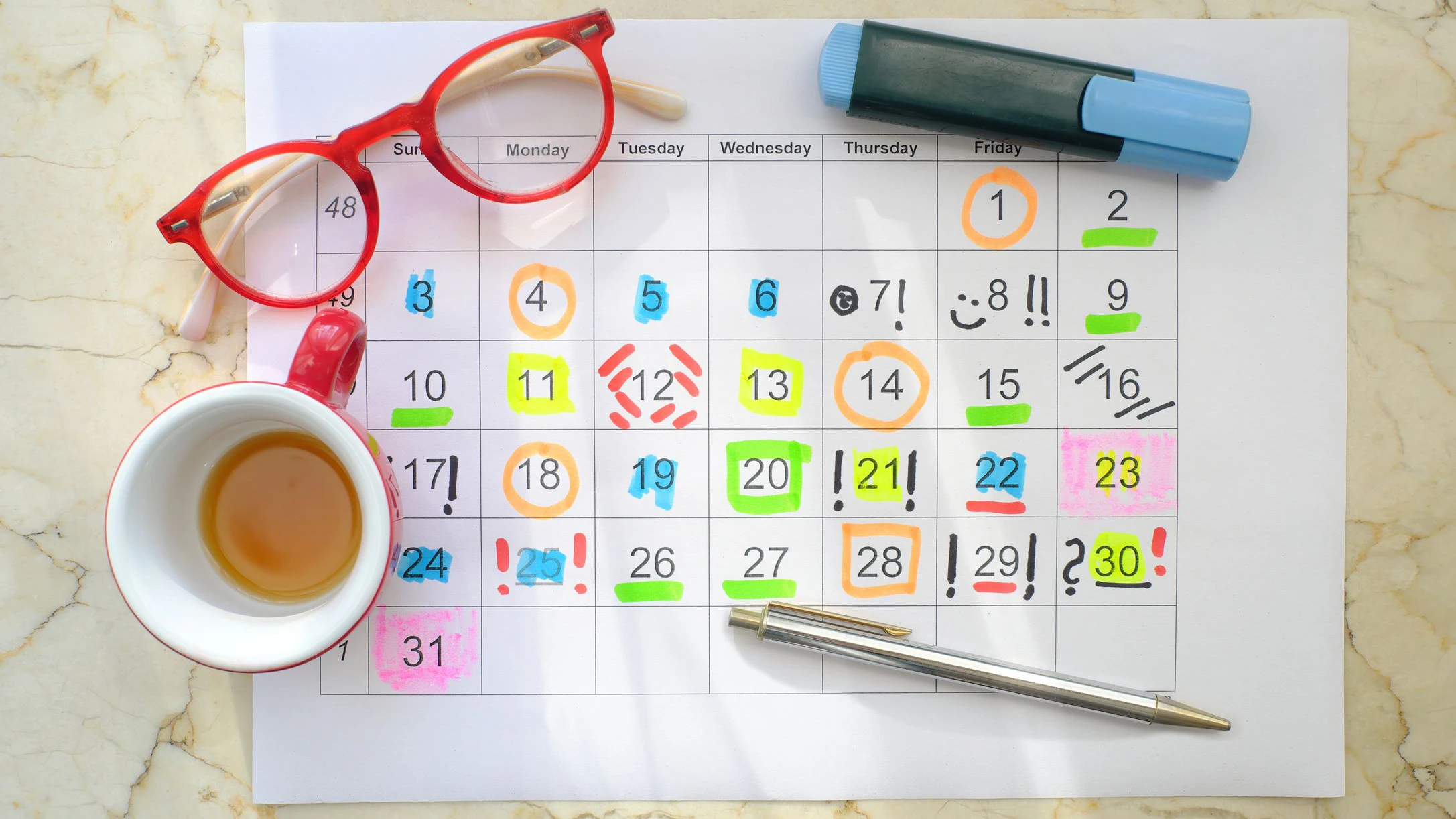 Ein gemeinsamer Familienkalender schafft Überblick – und kann Eltern und Kindern spürbar Druck nehmen.