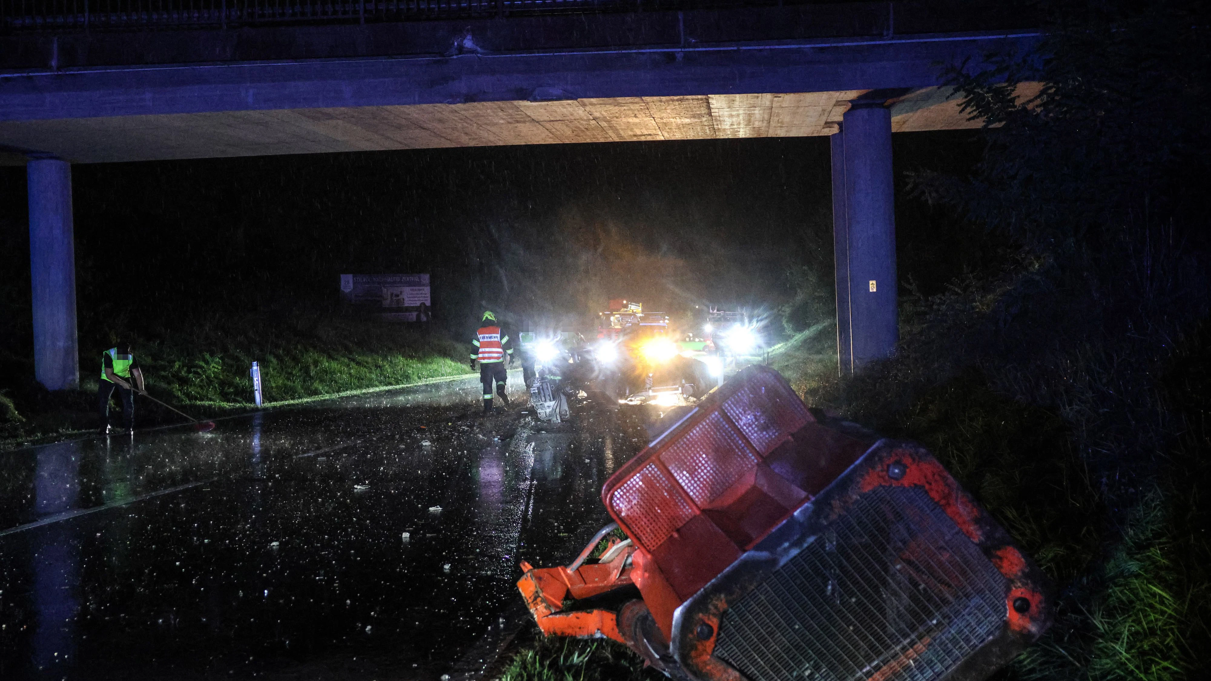 Heute.at - Lkw krachte mit ausgefahrenem Kran gegen Brücke