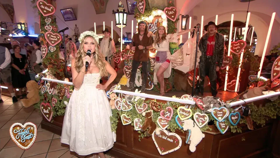 Heidi im weißen Dirndl.