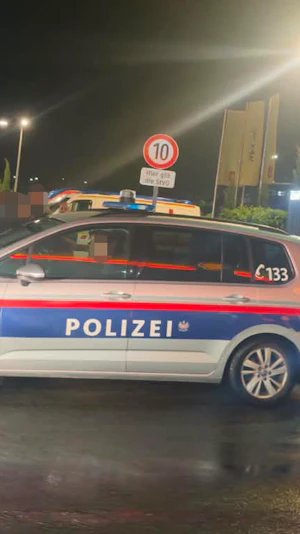Prügelei Floridsdorf: Nächtlicher Polizeieinsatz an Wiener Tankstelle, eine Person verletzt. Ermittlungen zu Hintergründen laufen.