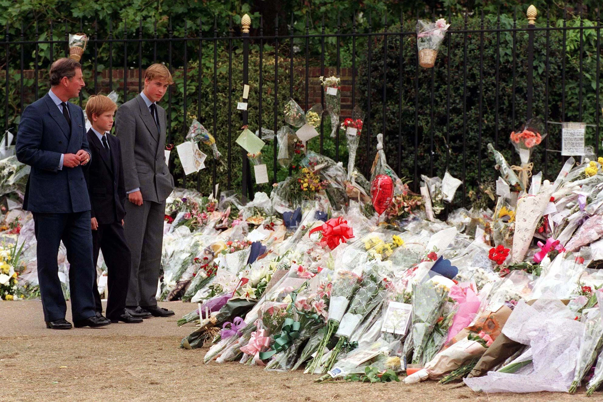 Charles und die Söhne William und Harry vor dem Meer aus Blumen nach Dianas Unfalltod: "Angestaute Verachtung" für ihre Beliebtheit, diagnostiziert Dianas Bruder bei seinem Ex-Schwager