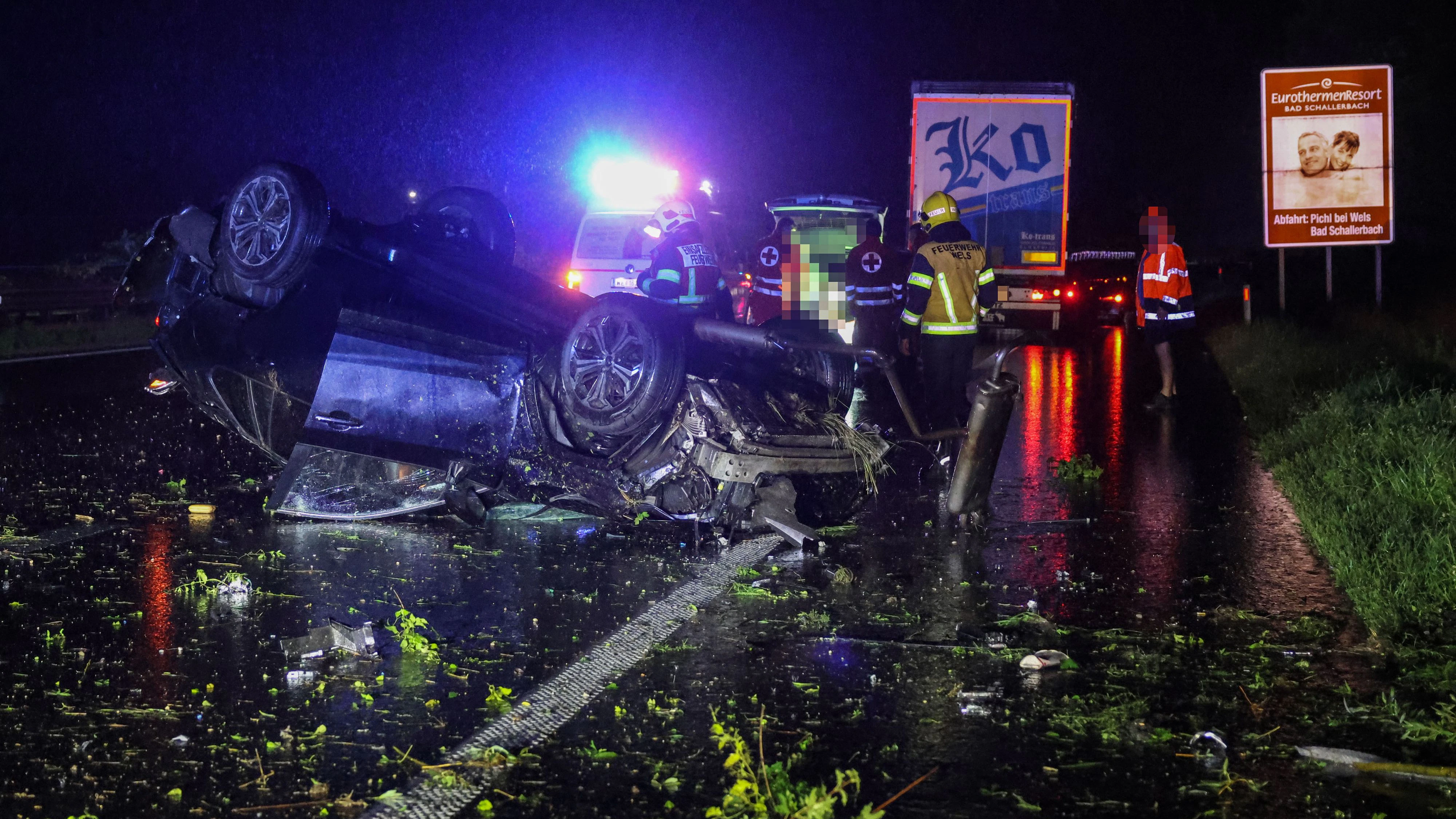 Heute.at - Auto überschlägt sich auf regennasser Innkreisautobahn