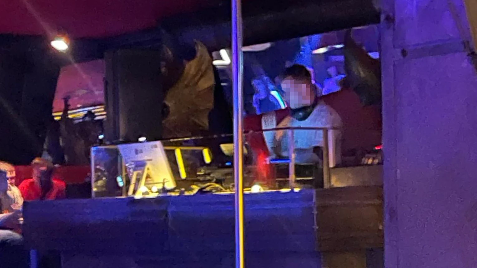 Der Chef machte ein Foto des "kranken" Angestellten als DJ.