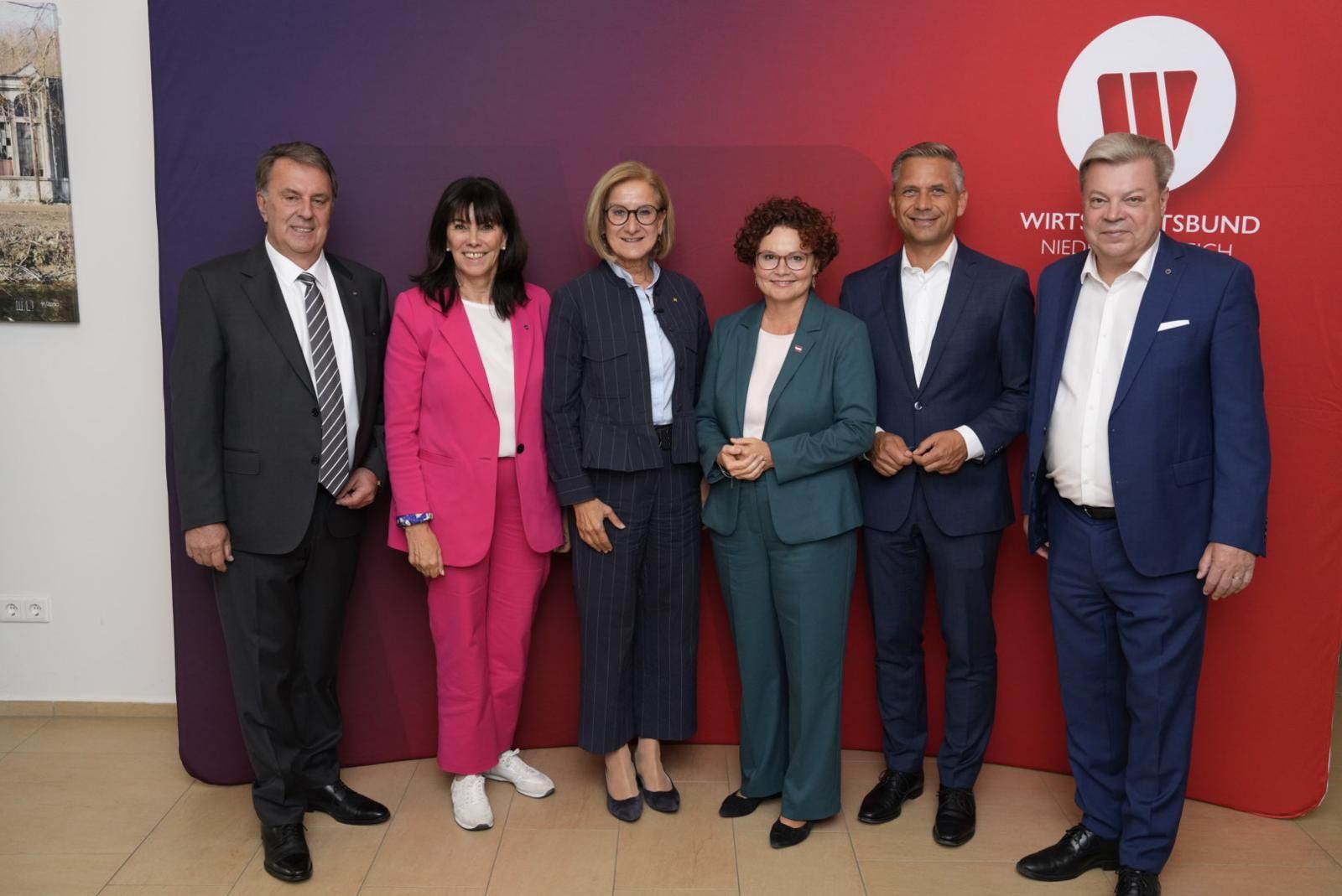 (v. l.) WKNÖ Präsident WBNÖ Landesgruppenobmann Wolfgang Ecker, ÖWB und WKÖ Präsidentin Martha Schultz, Landeshauptfrau Johanna Mikl-Leitner, Staatssekretärin Elisabeth Zehetner, Bundesminister für Wirtschaft, Energie und Tourismus Wolfgang Hattmannsdorfer und Abgeordneter zum Nationalrat WBNÖ Direktor Harald Servus.