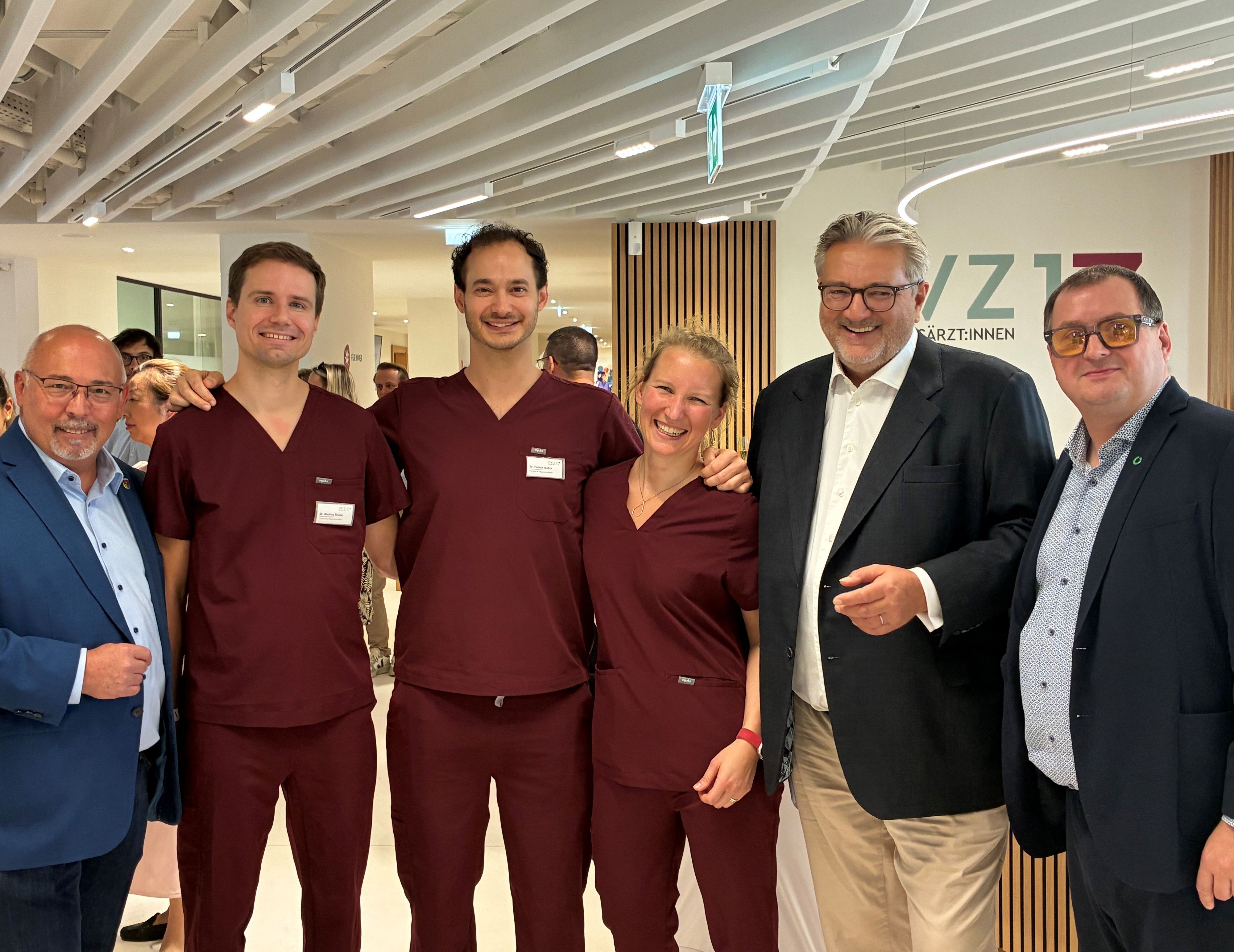 (v.l.) Bezirkschef Peter Jagsch, das PVZ17-Ärzteteam und Gesundheits-Stadtrat Peter Hacker