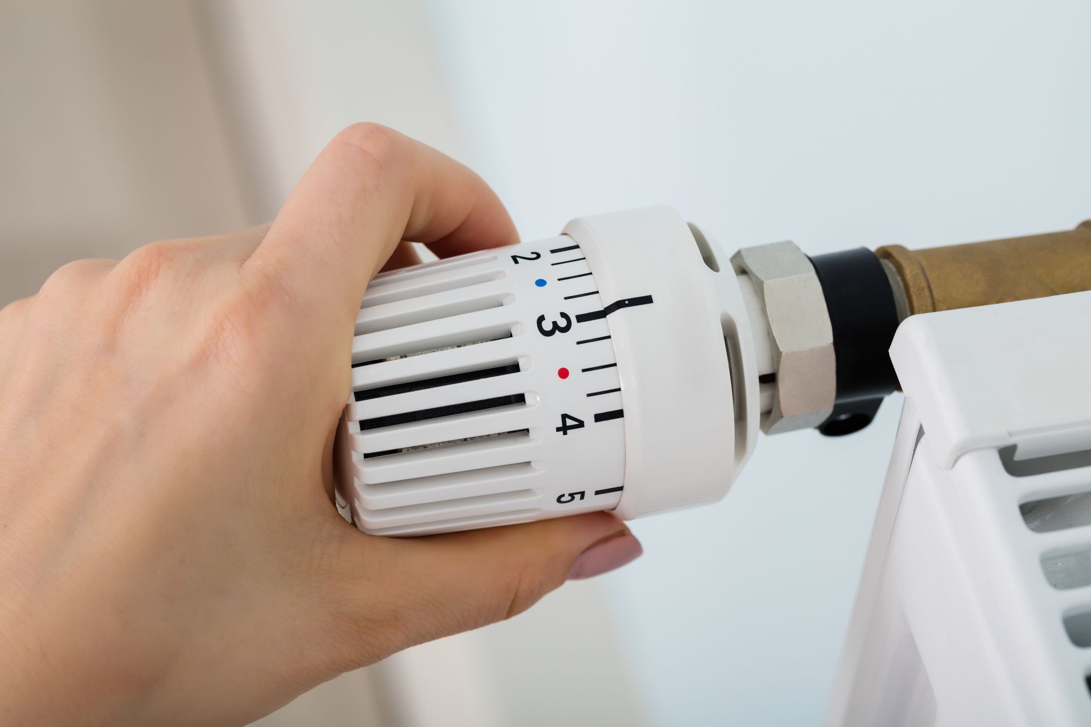 Die Zahlen und Striche am Thermostat geben nicht die Heizleistung an, sondern die Zieltemperatur.