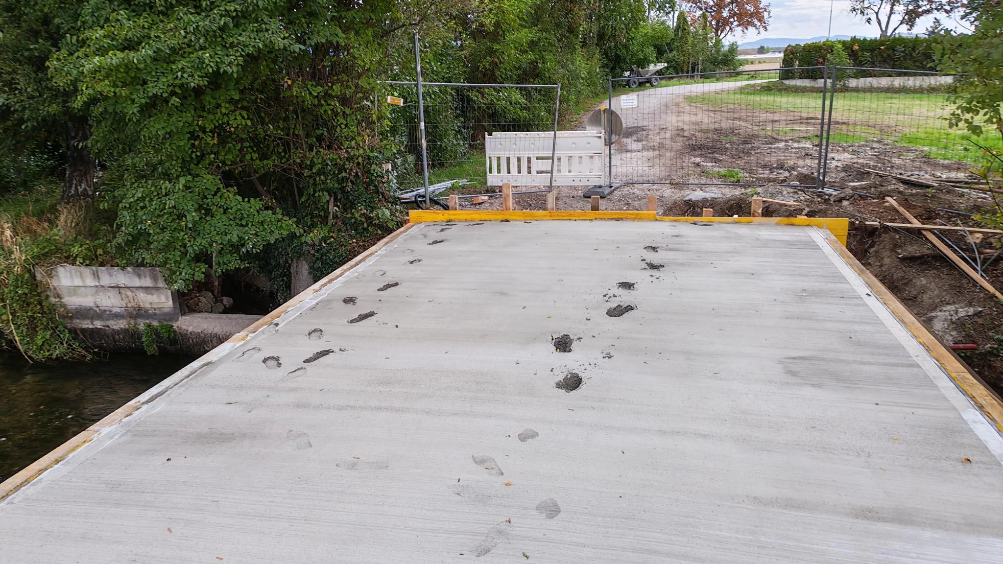 Frisch betonierte Brücke beschädigt – Fertigstellung verzögert sich