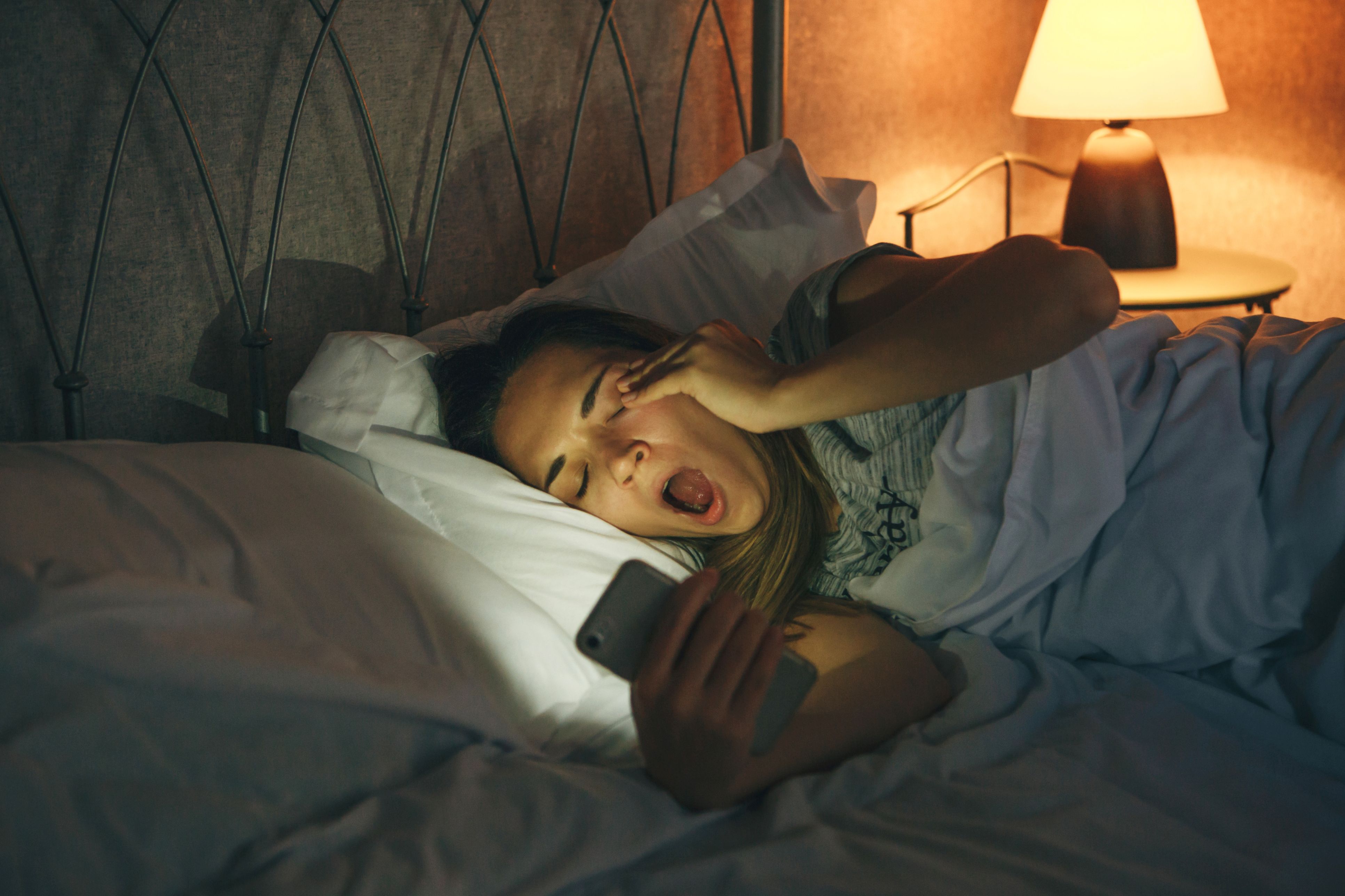 Nur noch ein Video, dann wird geschlafen. Aus einem werden zehn – und plötzlich liegst du müde, aber hellwach im Bett.