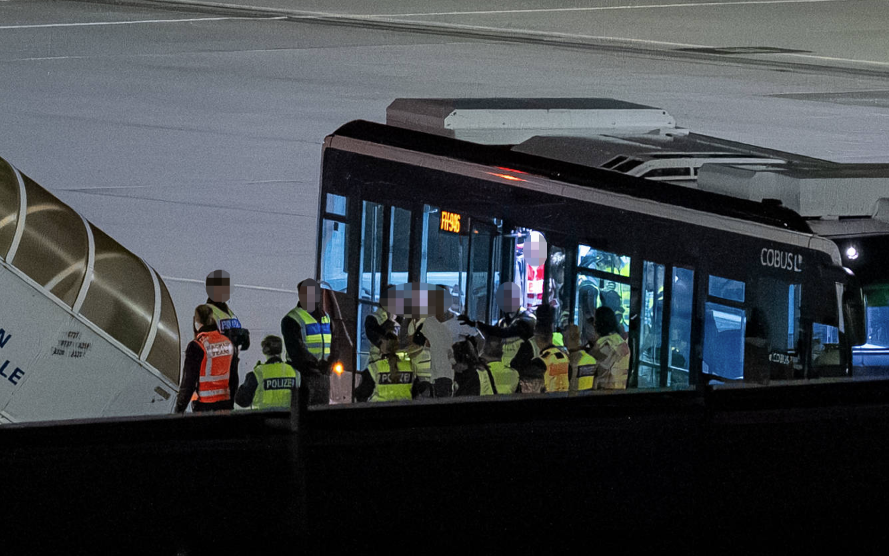 Heute.at - 3 Männer, 2 Frauen: Illegale aus Österreich abgeschoben
