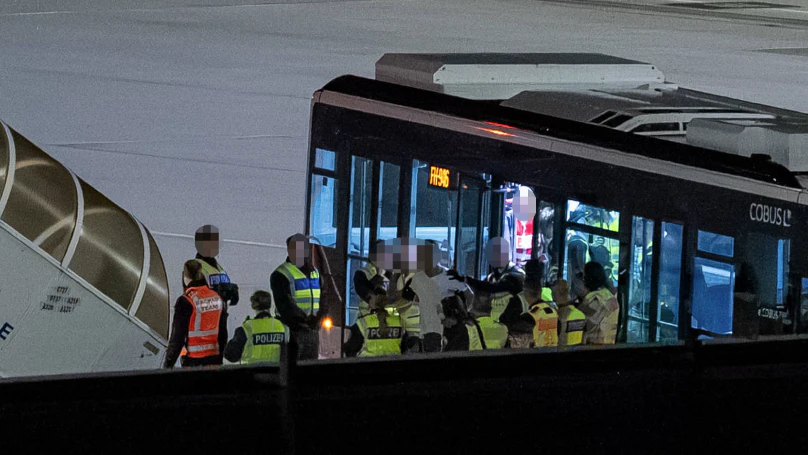 Bei der heutigen Abschiebung wurden insgesamt 5 Personen (3 Männer, 2 Frauen) abgeschoben