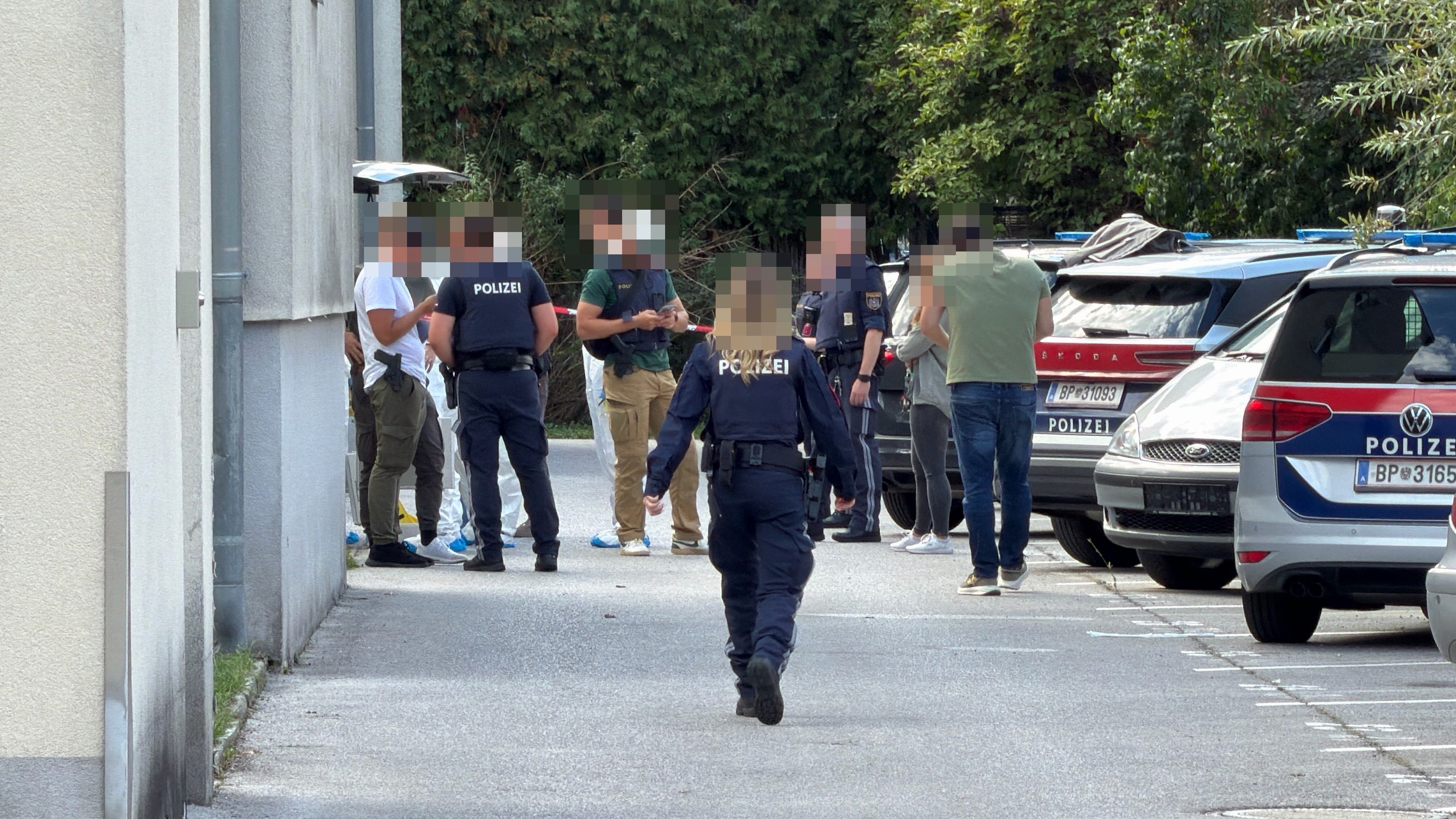 Nach der blutigen Messer-Attacke in Bad Vöslau sitzt der Schock bei den Bewohnern des Mehrparteienhauses tief.