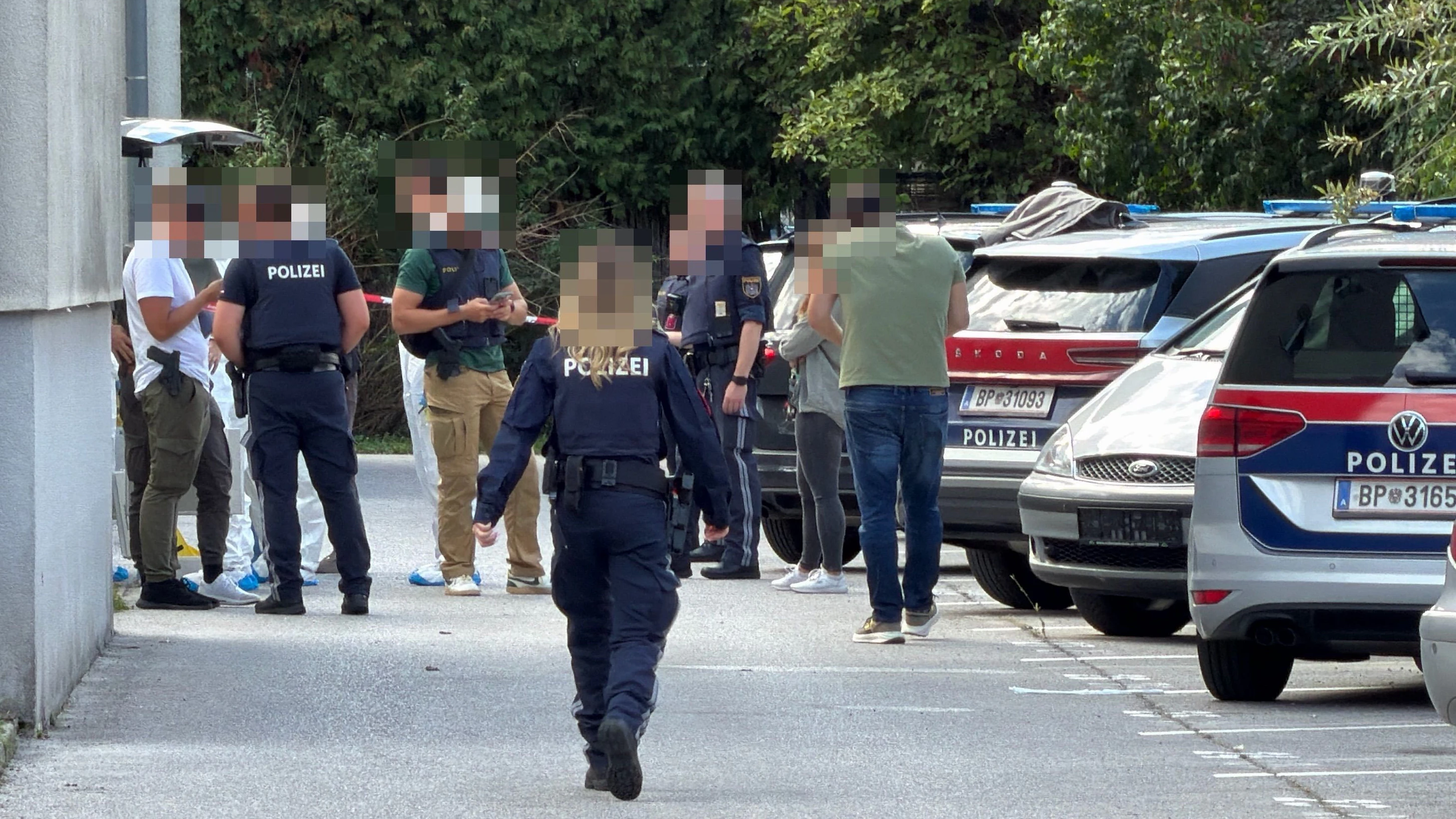 Nach der blutigen Messer-Attacke in Bad Vöslau sitzt der Schock bei den Bewohnern des Mehrparteienhauses tief.
