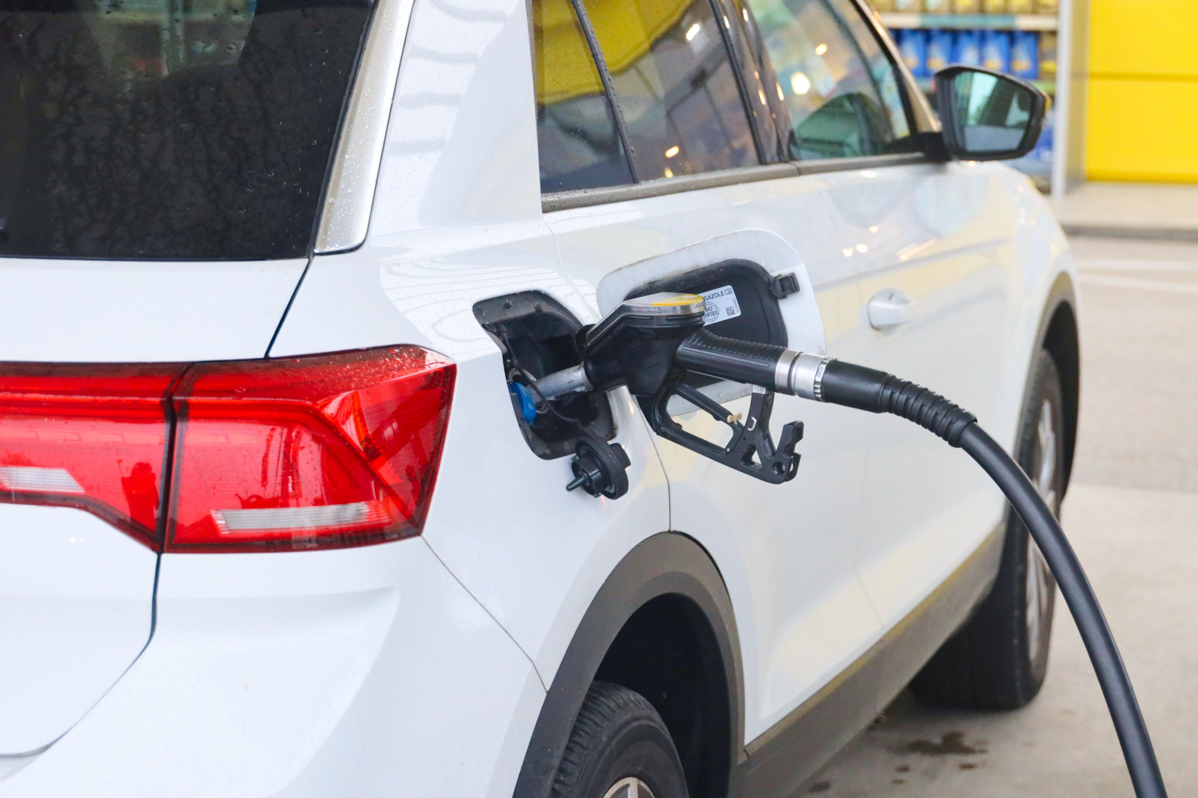 Wer vor der Urlaubsfahrt die Tankstelle sorgfältig auswählt, kann bei einer vollen Tankfüllung deutlich sparen.