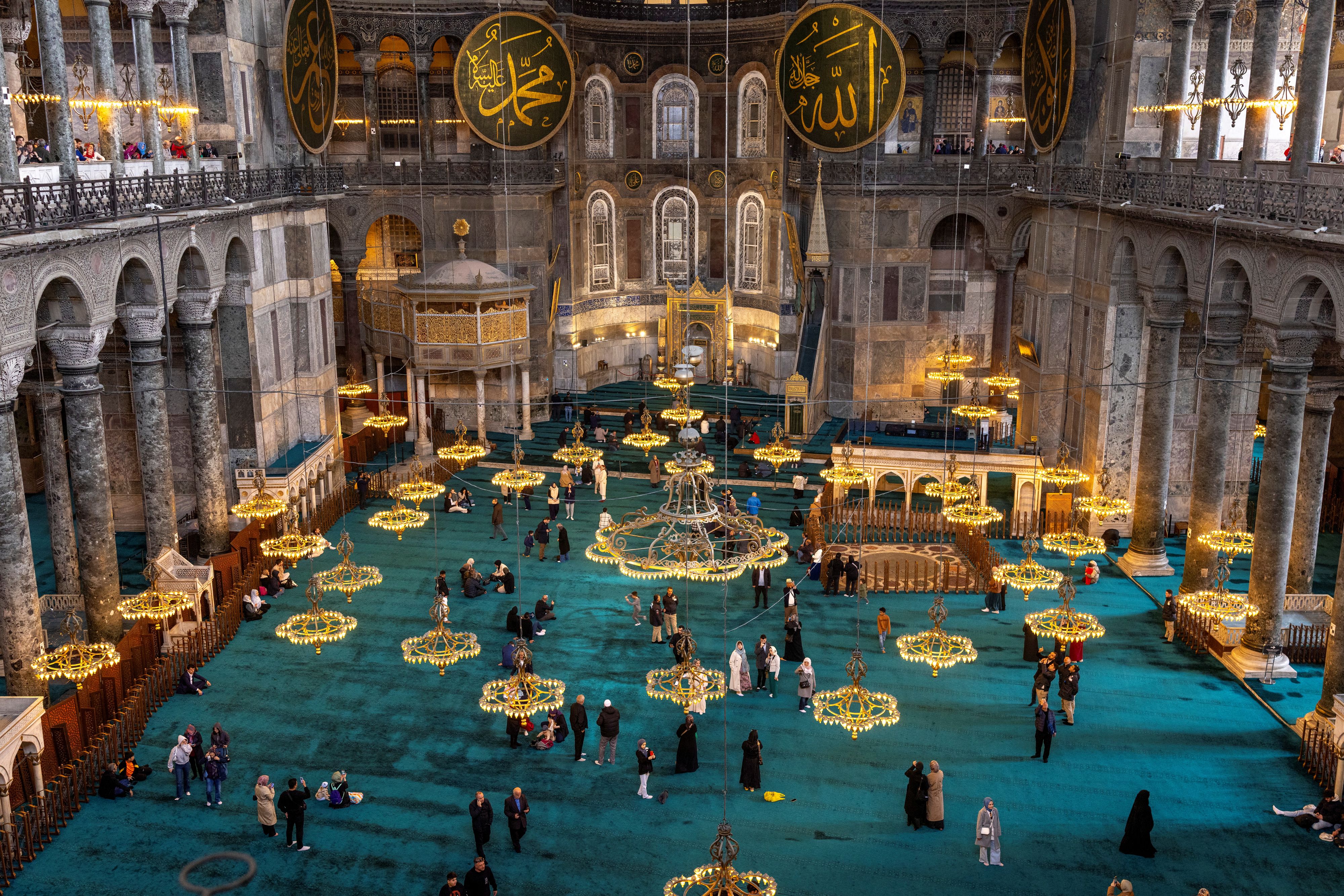 Unter der Hagia Sophia befindet sich tatsächlich ein ausgedehntes Tunnelnetz. 