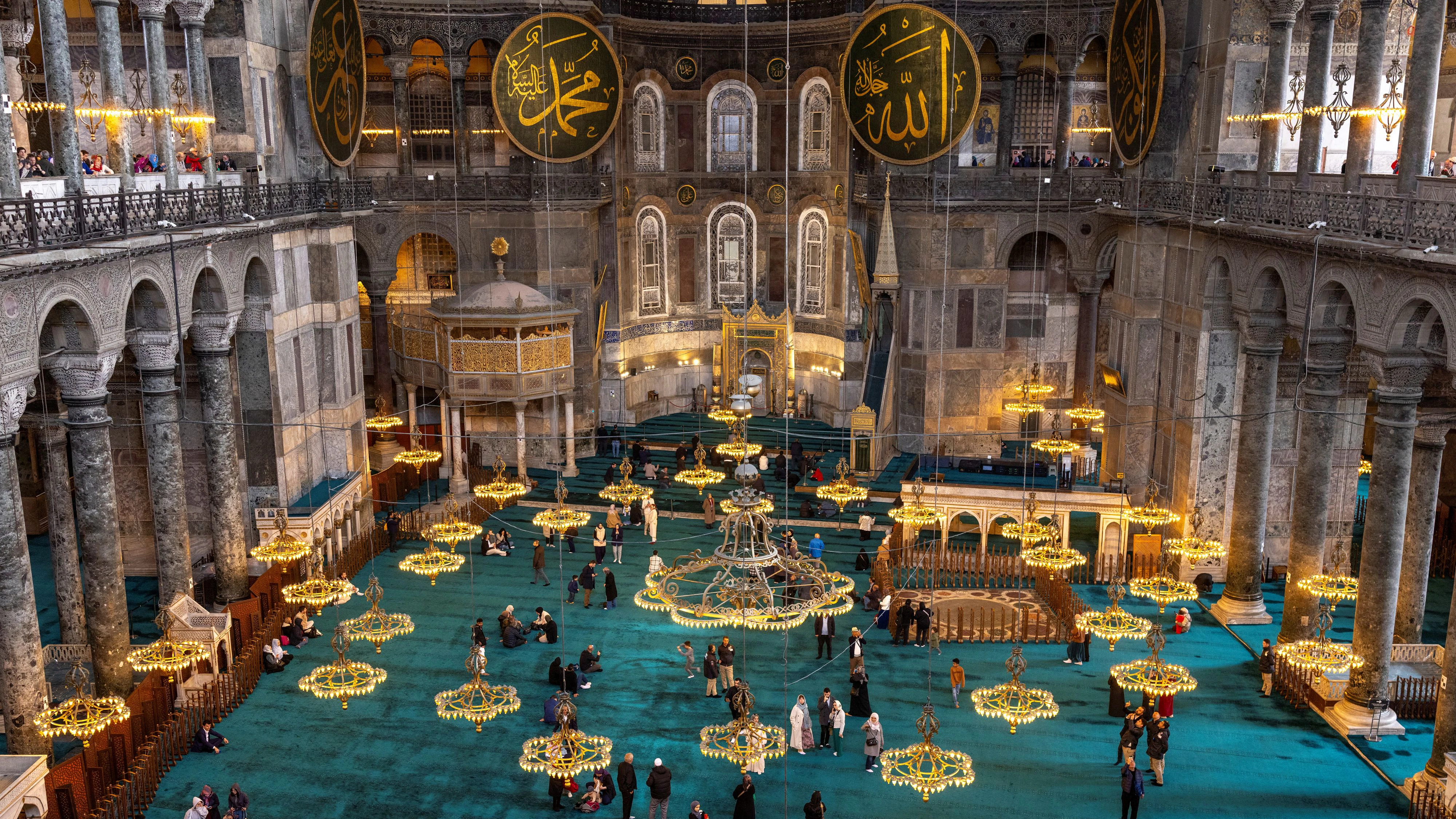 Unter der Hagia Sophia befindet sich tatsächlich ein ausgedehntes Tunnelnetz. 