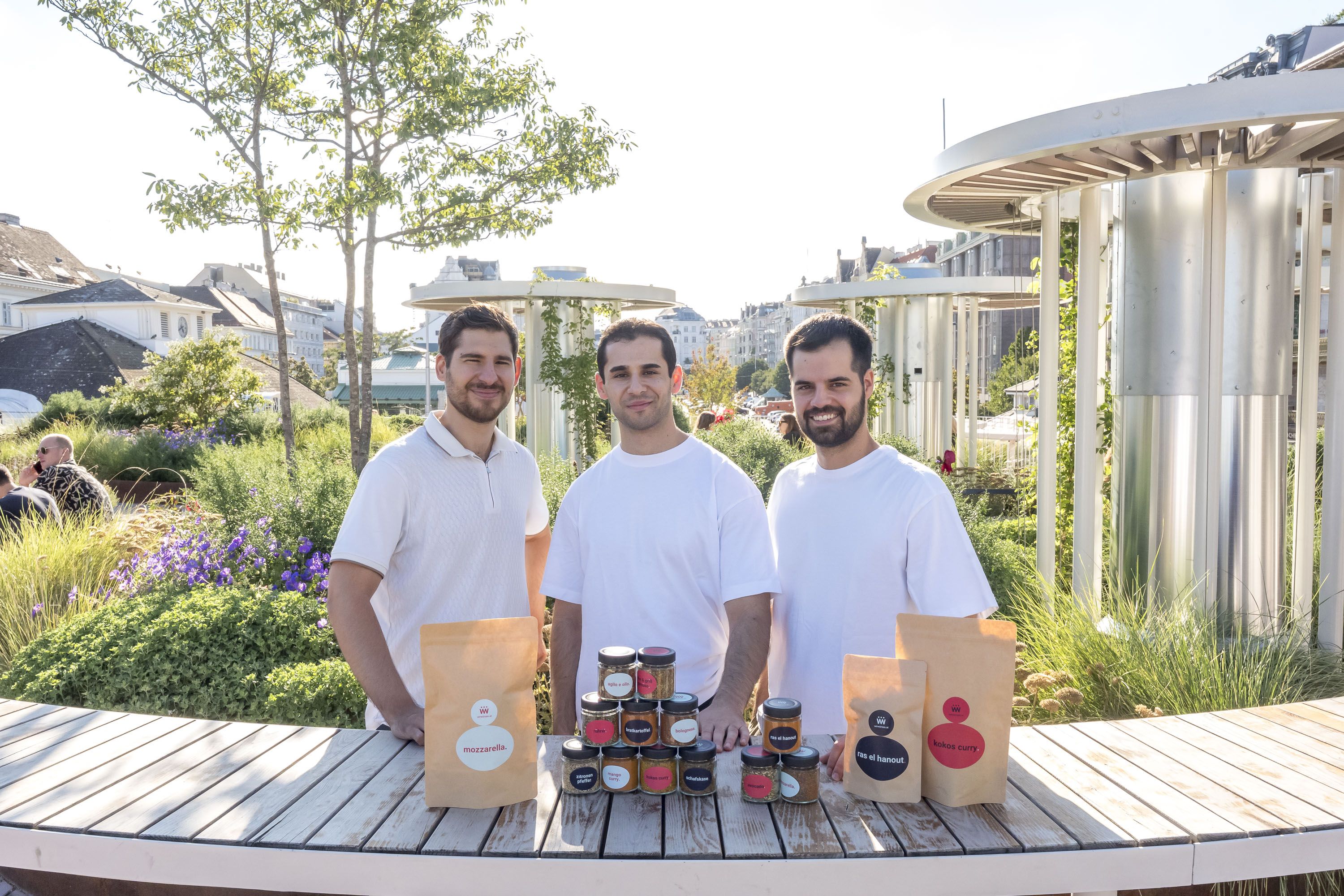 Michail, Daniel und Lukas (v.l.) mit ihren eigenen Gewürzmischungen von 