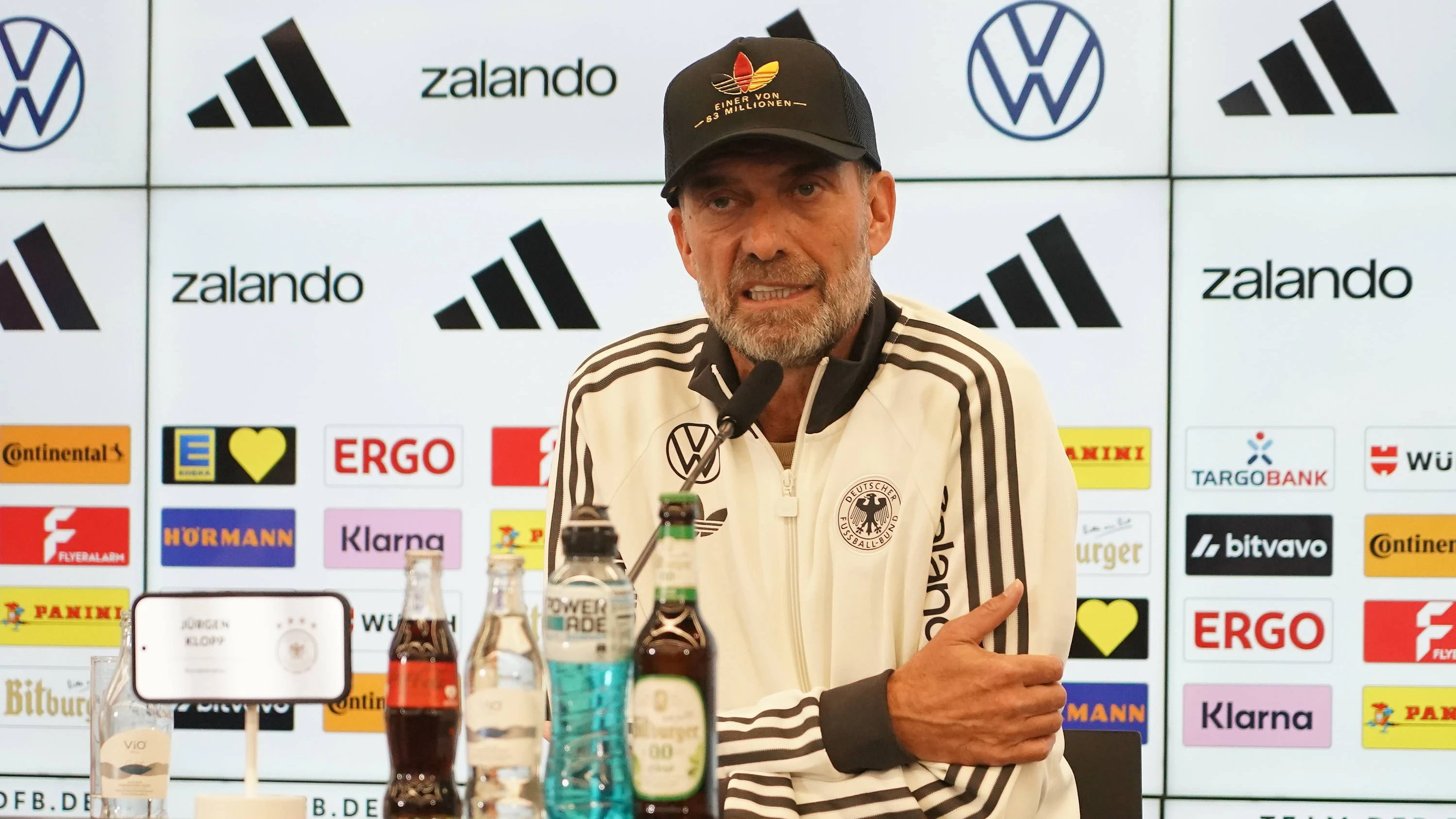 Bundestrainer Jürgen Klopp kommt zur Pressekonferenz zur ersten Kadernominierung der Nationalmannschaft mit einer Kappe Einer von 83 Millionen - 17.09.2026: Erste DFB-Kadernominierung von Bundestrainer Jürgen Klopp, DFB-Campus Frankfurt *** National Team Coach Jürgen Klopp arrives at the press conference for the national teams first roster announcement wearing a cap. One of 83 million. September 17, 2026. First DFB roster announcement by National Team Coach Jürgen Klopp, DFB Campus Frankfurt