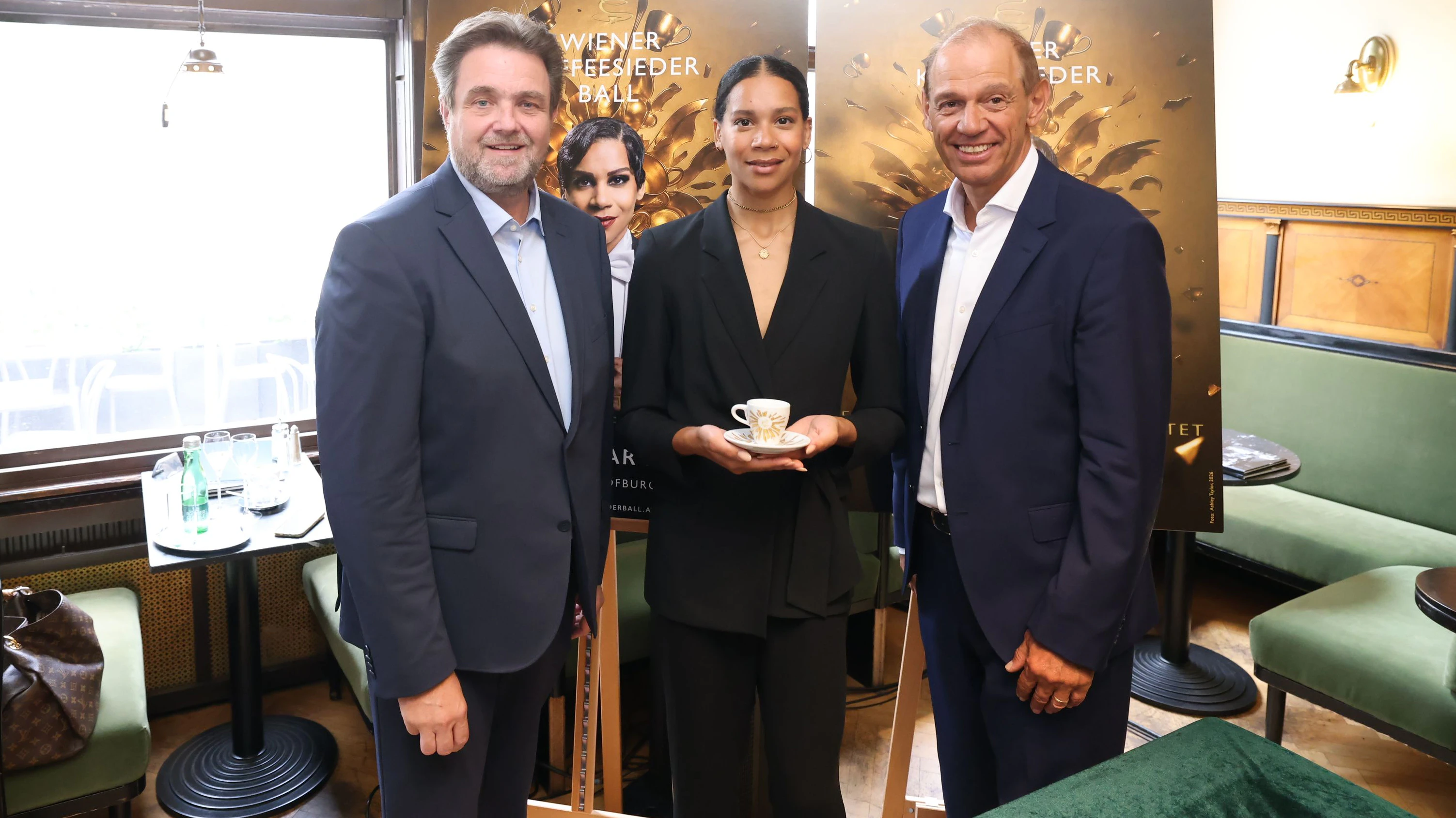 (v.l.) Wolfgang Binder (Ballobmann), Rebecca Horner, Marcel Löffler (CEO Julius Meinl Coffee Group)