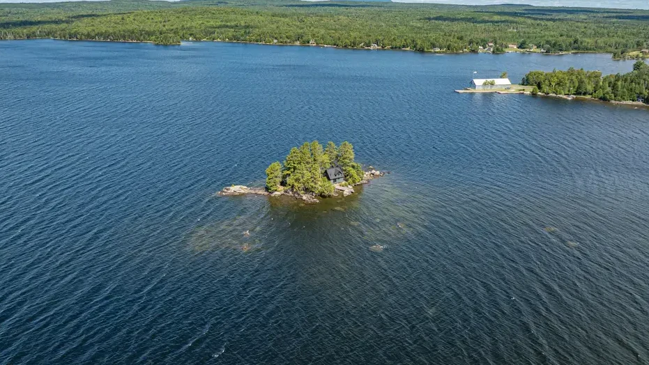 Heute.at - Schnäppchen-Insel mit Häuschen steht jetzt zum Verkauf