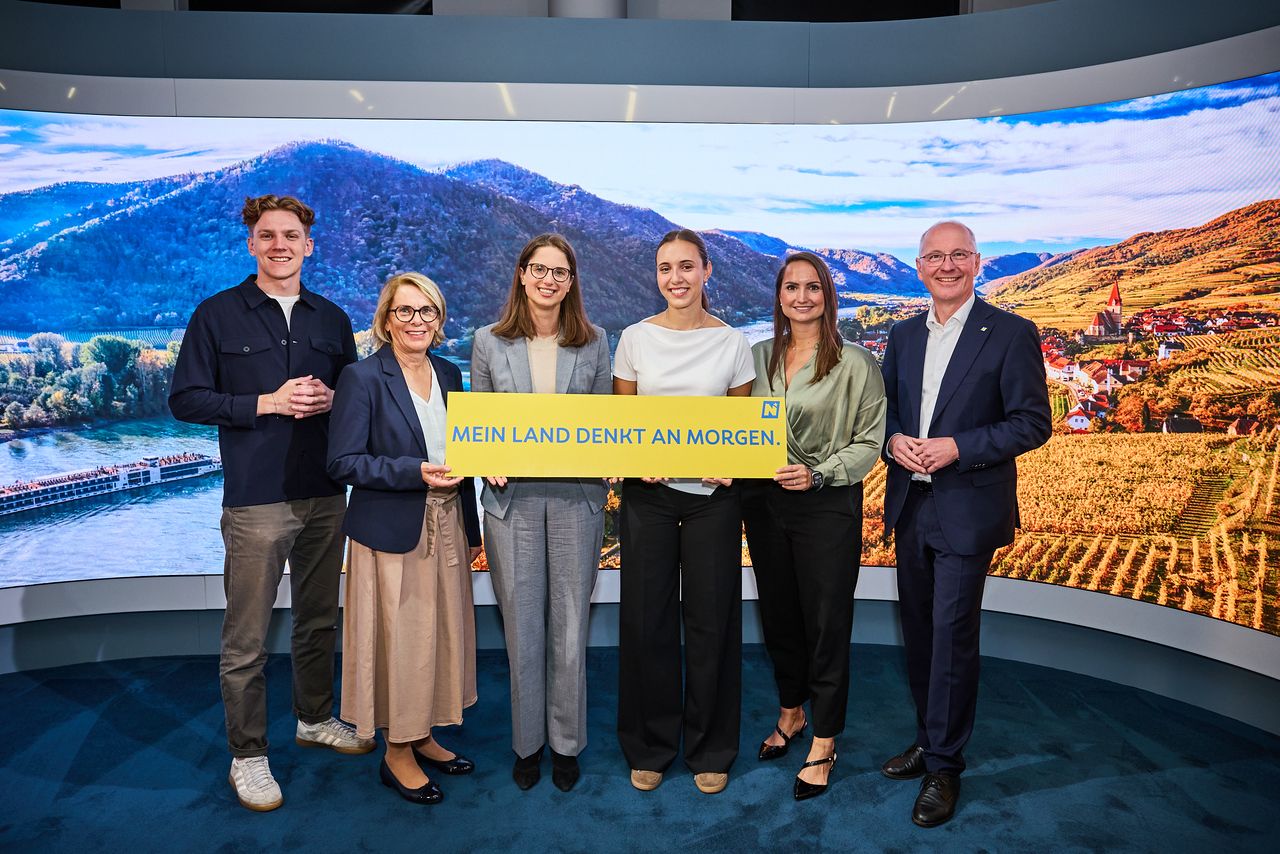 v.l.n.r.: Michael Stadlmann (Co-Founder Innovation Circle und ehem. europ. Jugenddelegierter), Ulrike Prommer (Geschäftsführerin des IMC Krems), Katrin Praprotnik (Politikwissenschafterin), Hannah Scheidl (Bundesschulsprecherin), Julia Eisner (AI Expert & Academic Collaboration Lead bei der AI Factory Austria), Friedrich Faulhammer (Leiter der Zukunftsinitiative)