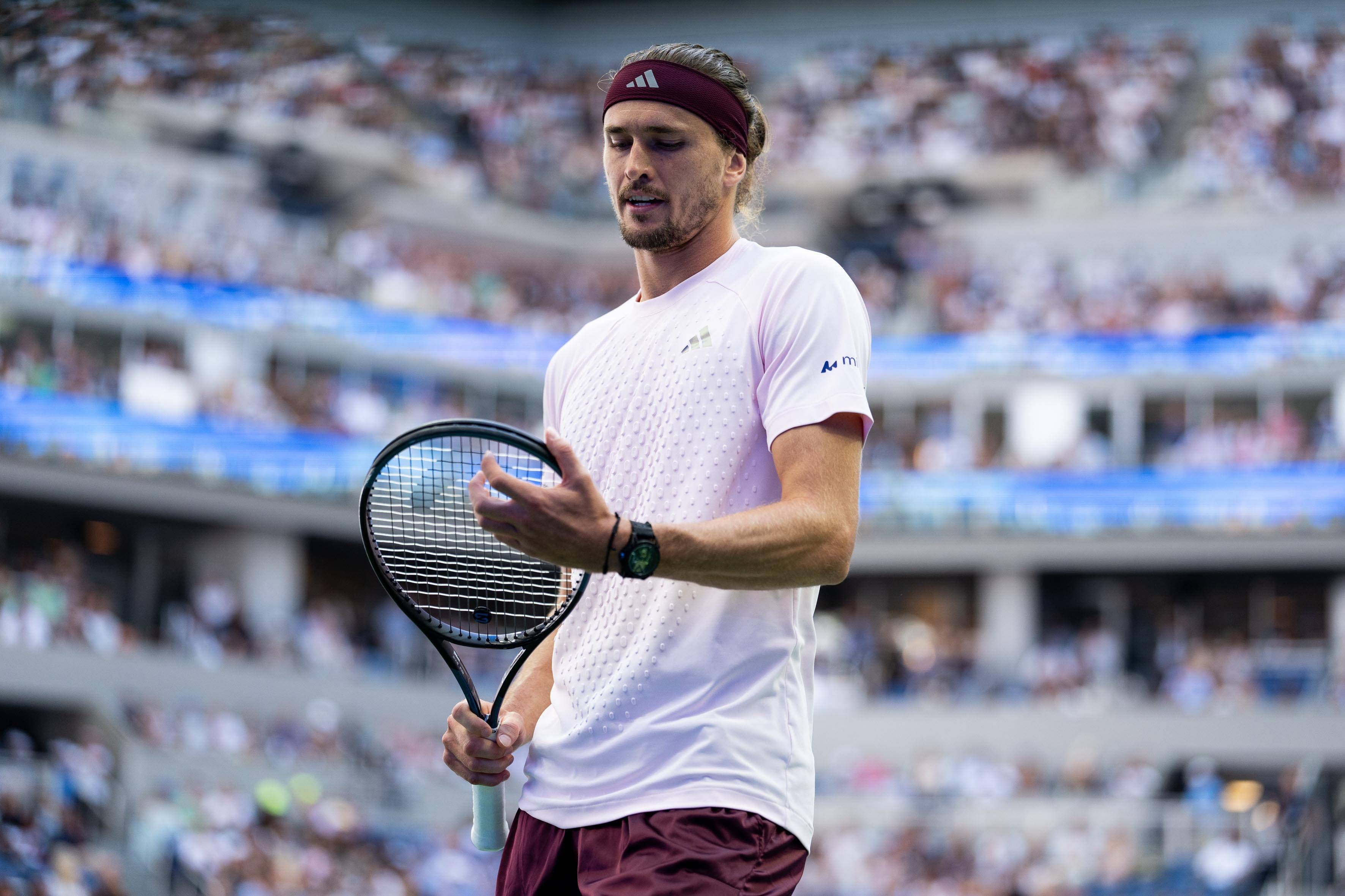 Alexander Zverev wird für sein Verhalten beim Aufschlag heftig kritisiert.