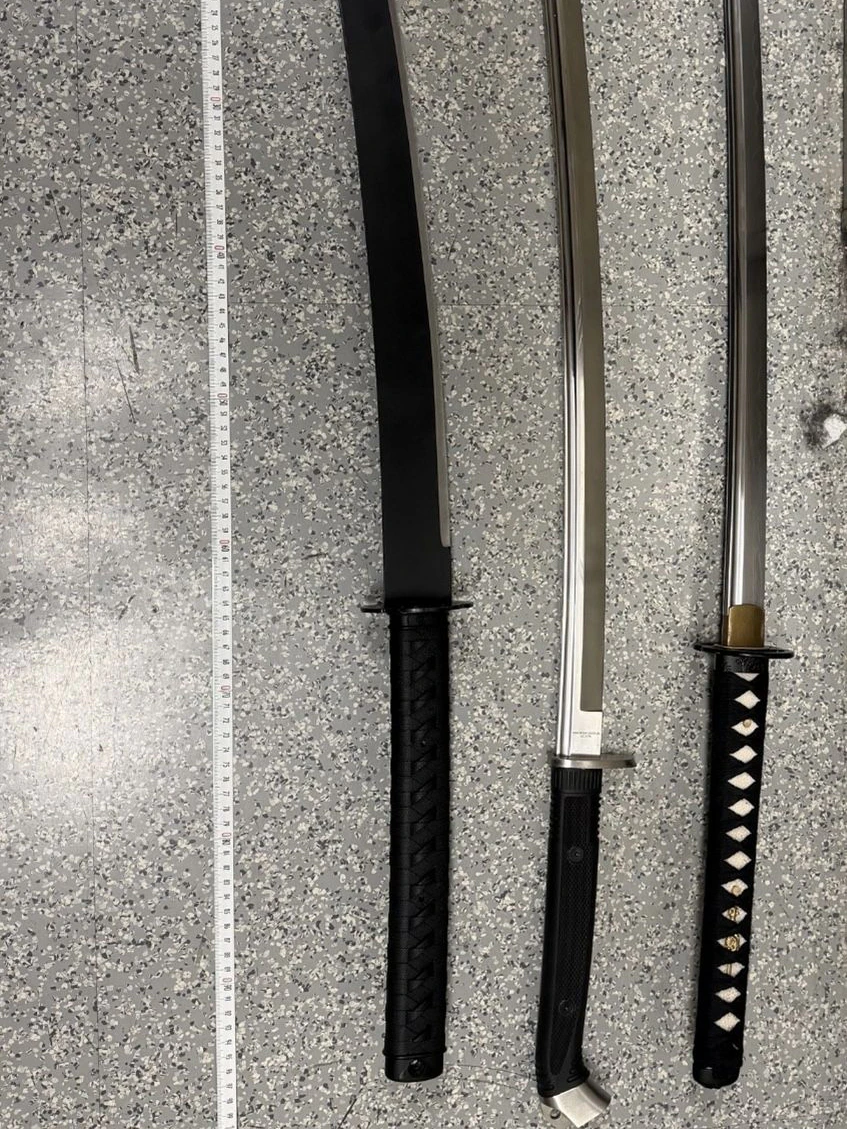 In der Wohnung des Tatverdächtigen stießen die Beamten auf ein regelrechtes Waffenarsenal: 15 Messer und drei Schwerter wurden von der Polizei sichergestellt.