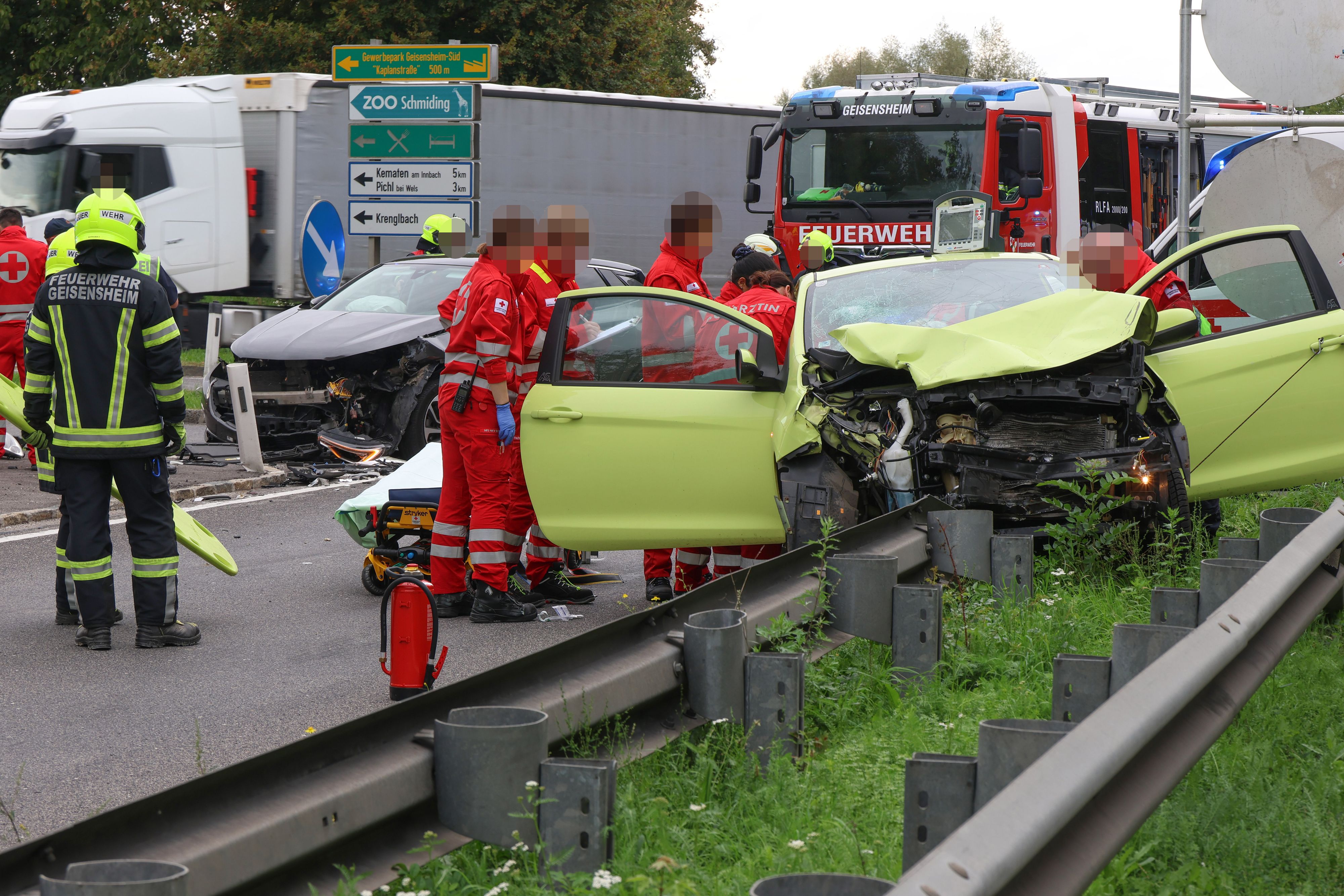 Heute.at - Heftiger Kreuzungs-Crash – Frau in Wrack eingeklemmt