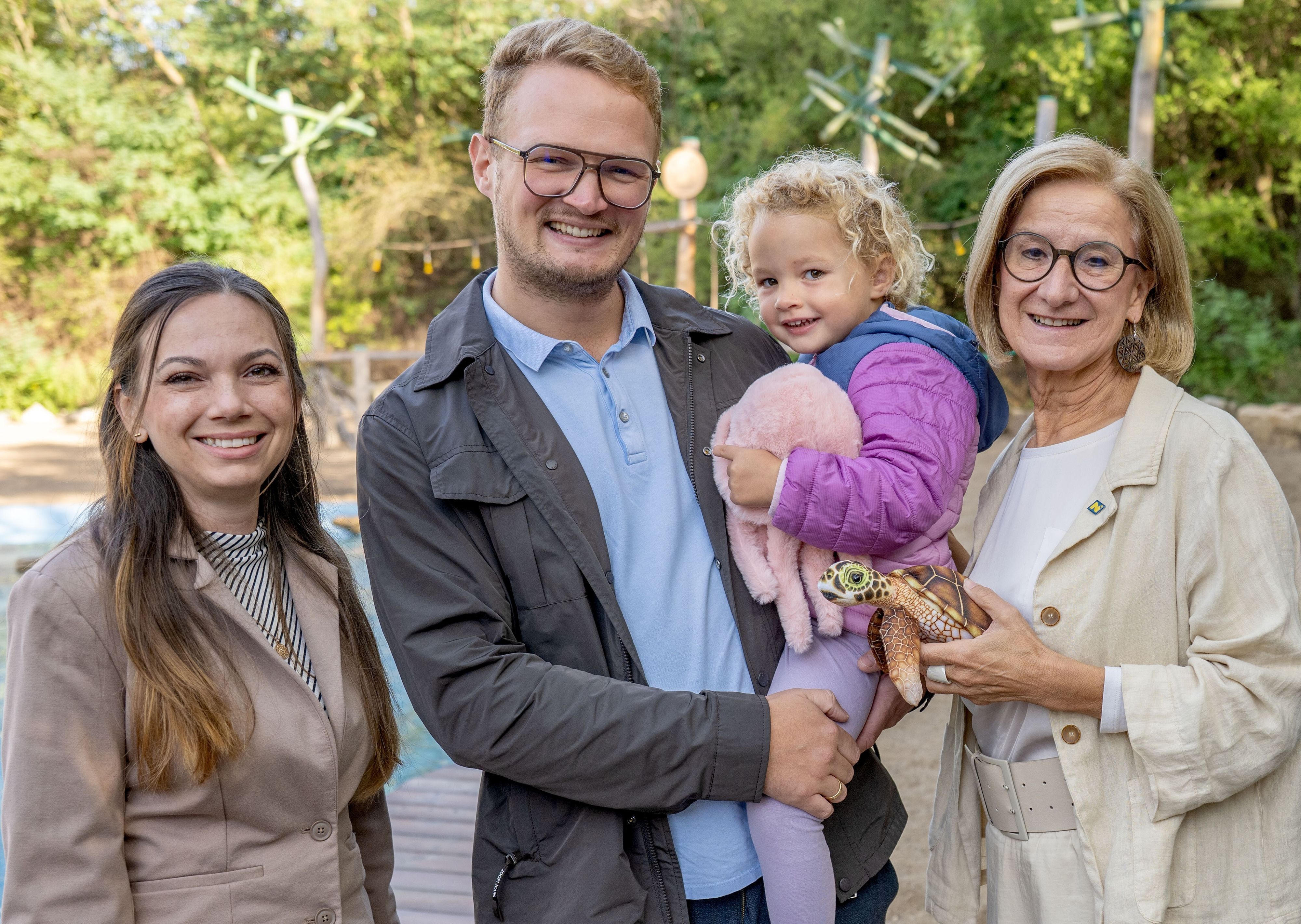 Michéle Fleischer (Betriebsleiterin der Fossilienwelt), 100.000 Besucherfamilie: Konstantin Karner und Tochter Josefina, Landeshauptfrau Johanna Mikl-Leitner