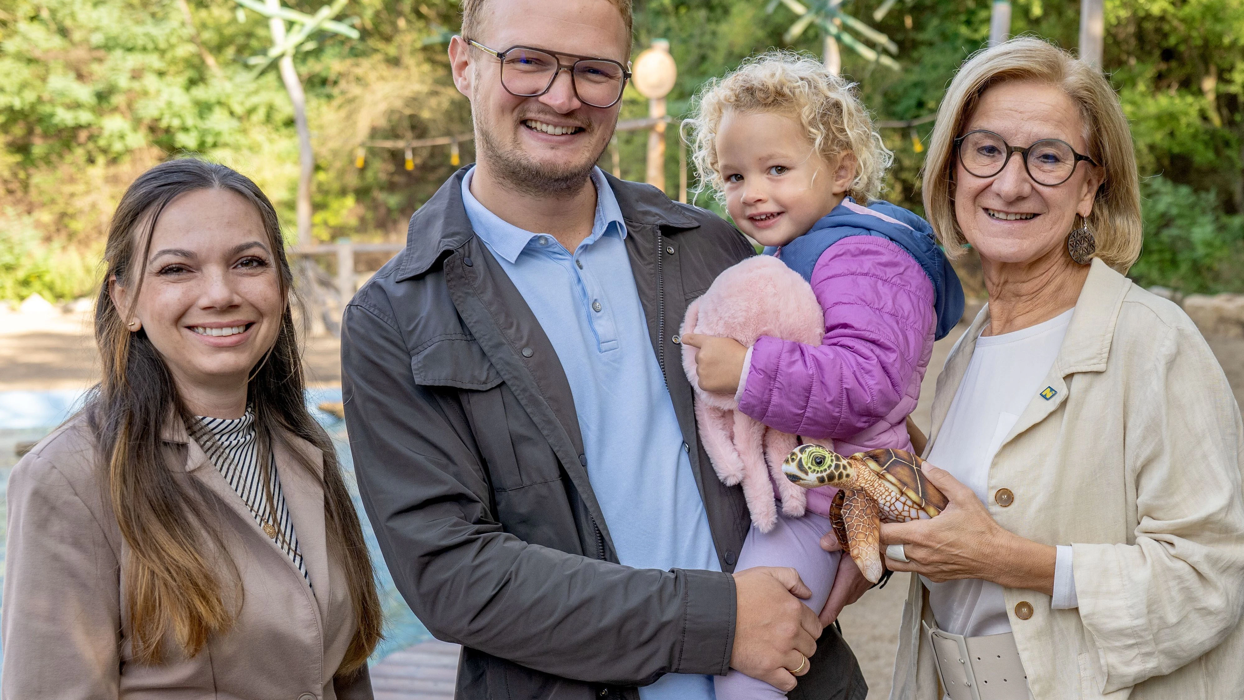 Michéle Fleischer (Betriebsleiterin der Fossilienwelt), 100.000 Besucherfamilie: Konstantin Karner und Tochter Josefina, Landeshauptfrau Johanna Mikl-Leitner