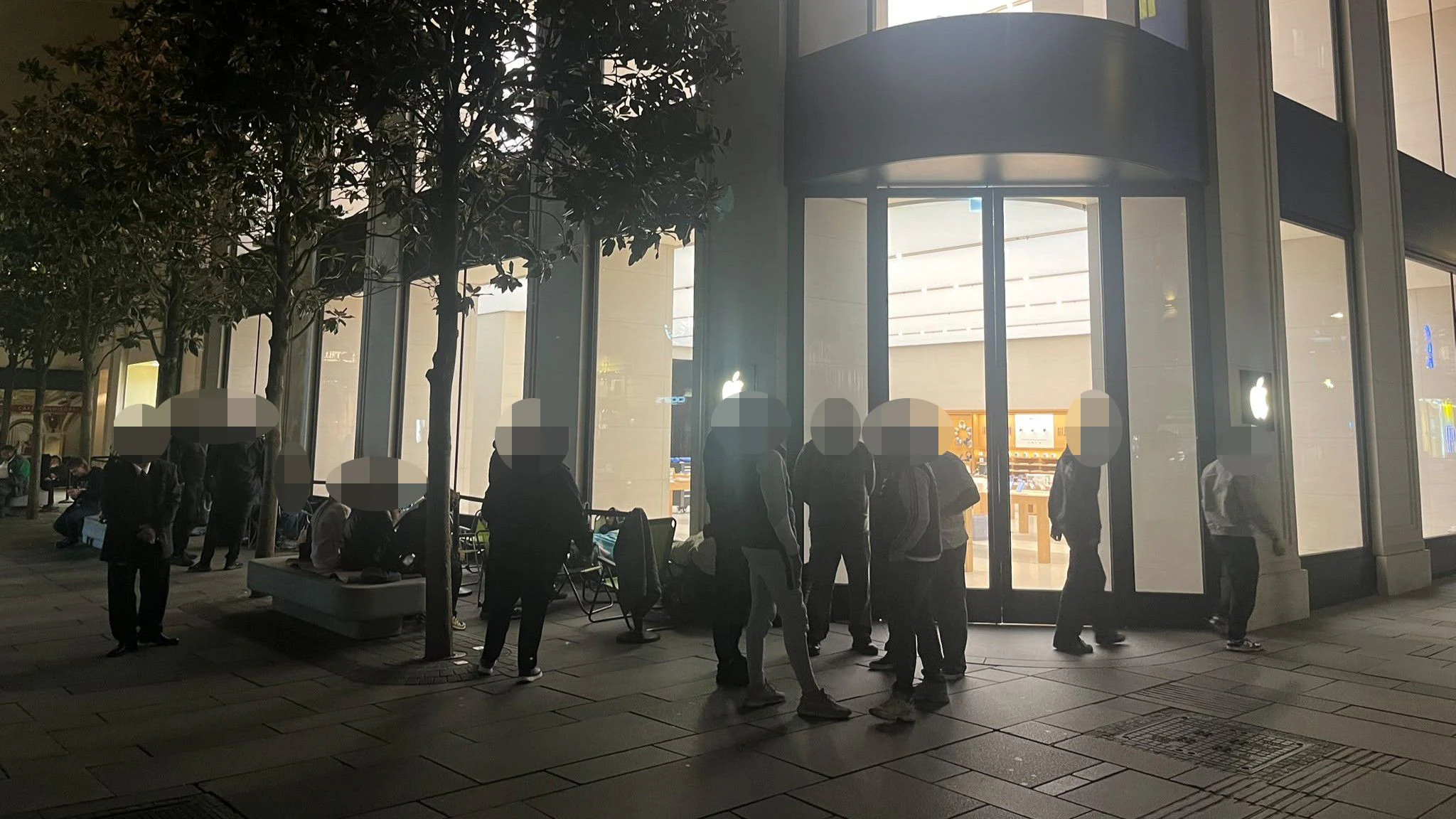 iPhone-Wahnsinn in Wien: Fans campieren die ganze Nacht vor Apple Store